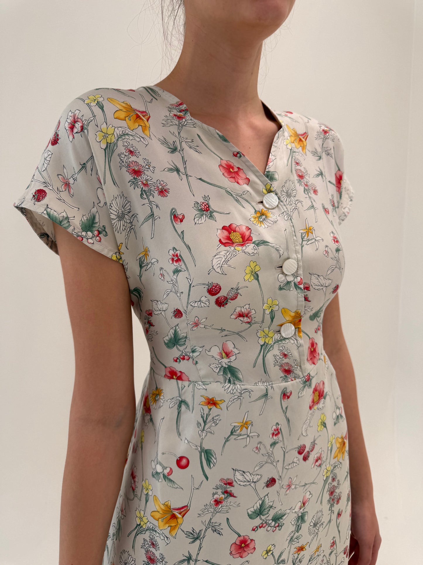 Rochie din mătase naturală cu talie use marcată și print floral superb