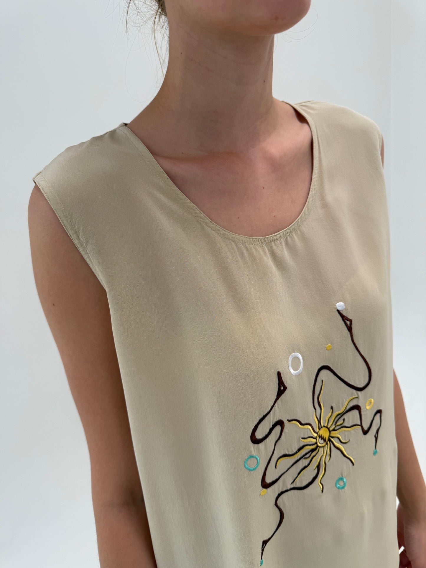 Top sand nude din mătase naturală în croi lung minimalist cu r print manual