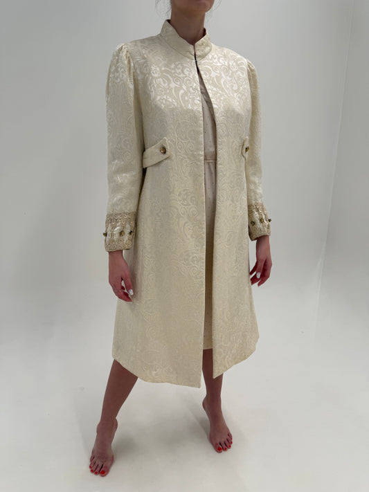 Pardesiu vintage butter white perlat cu aplicații manuale din jacquard