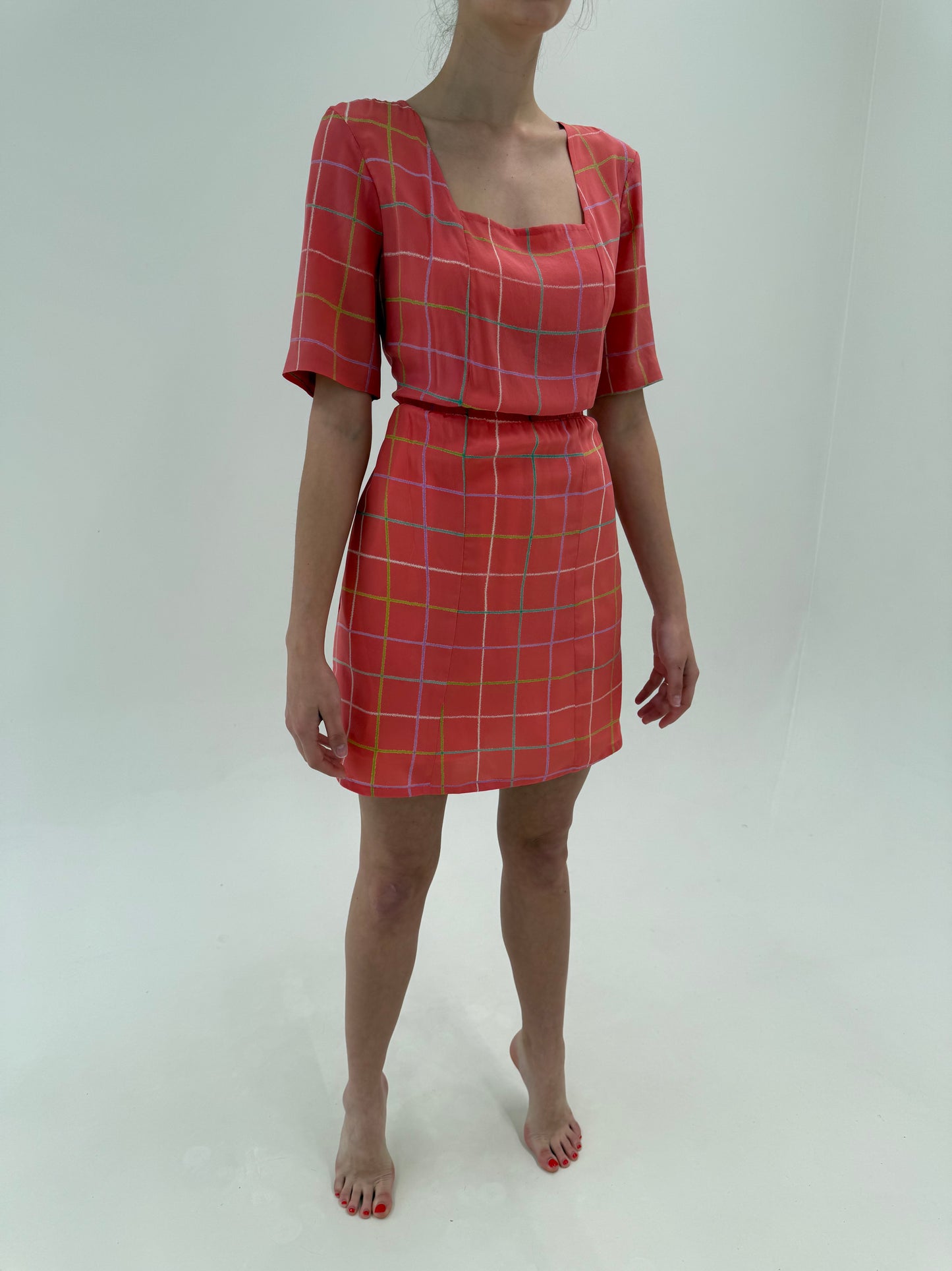 Rochie din mătase naturală în carouri fine cu talie ultra înaltă elastică