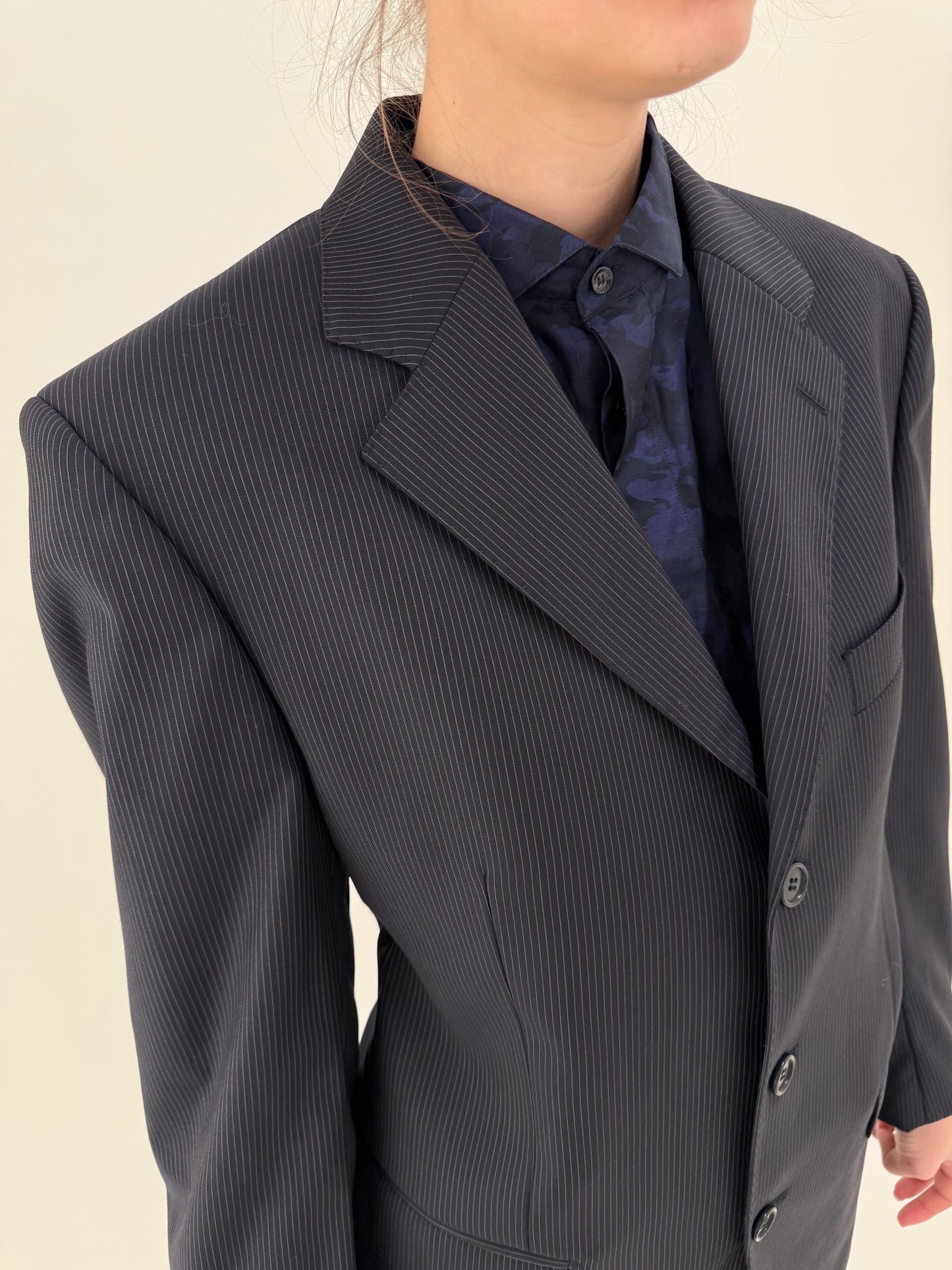 Costum negru din lana extrem de subțire Loro Piana tasmaniana cu dungi fine verticale