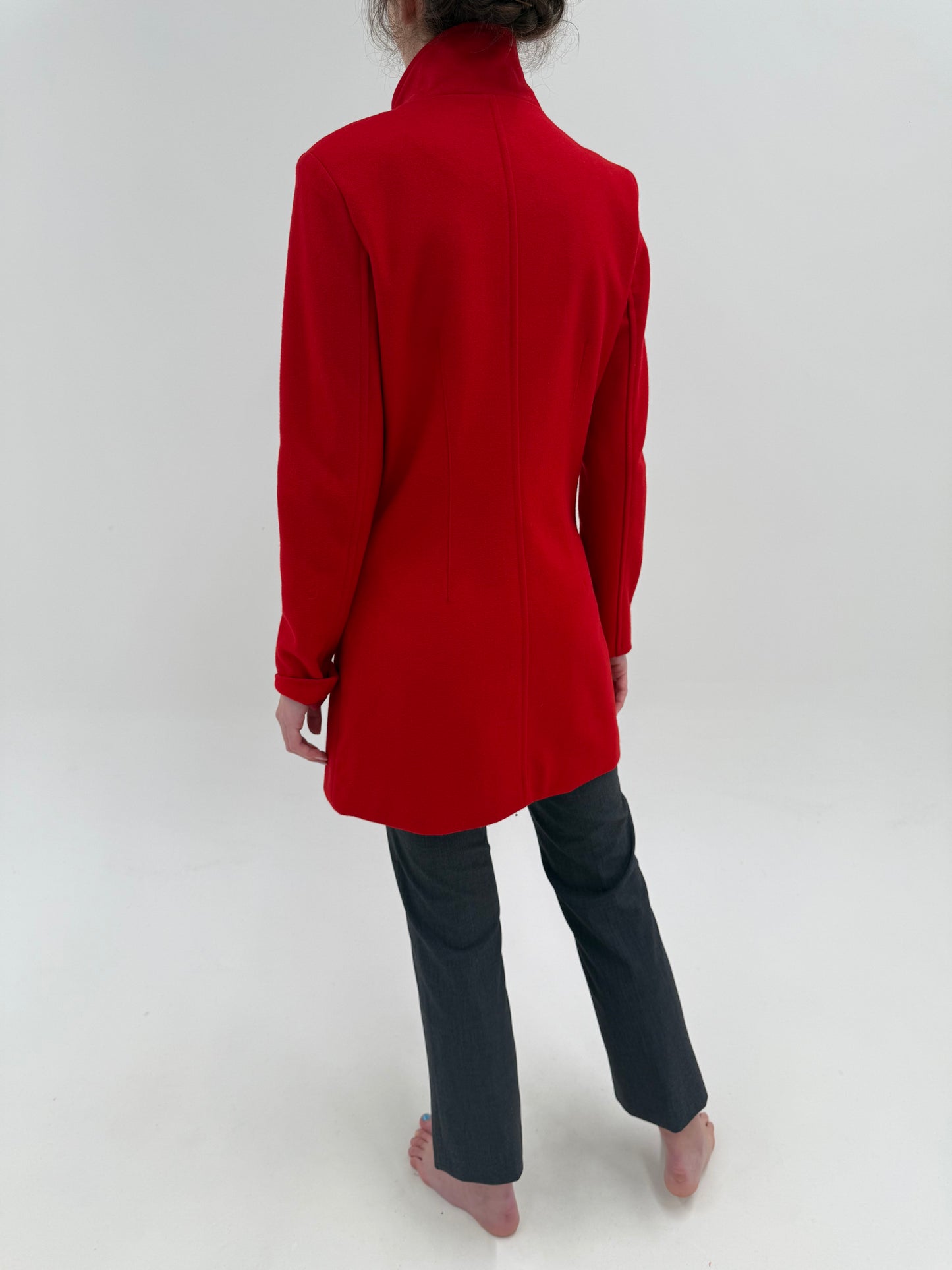 Palton cherry red din stofă ușor structurată cu închidere dublă
