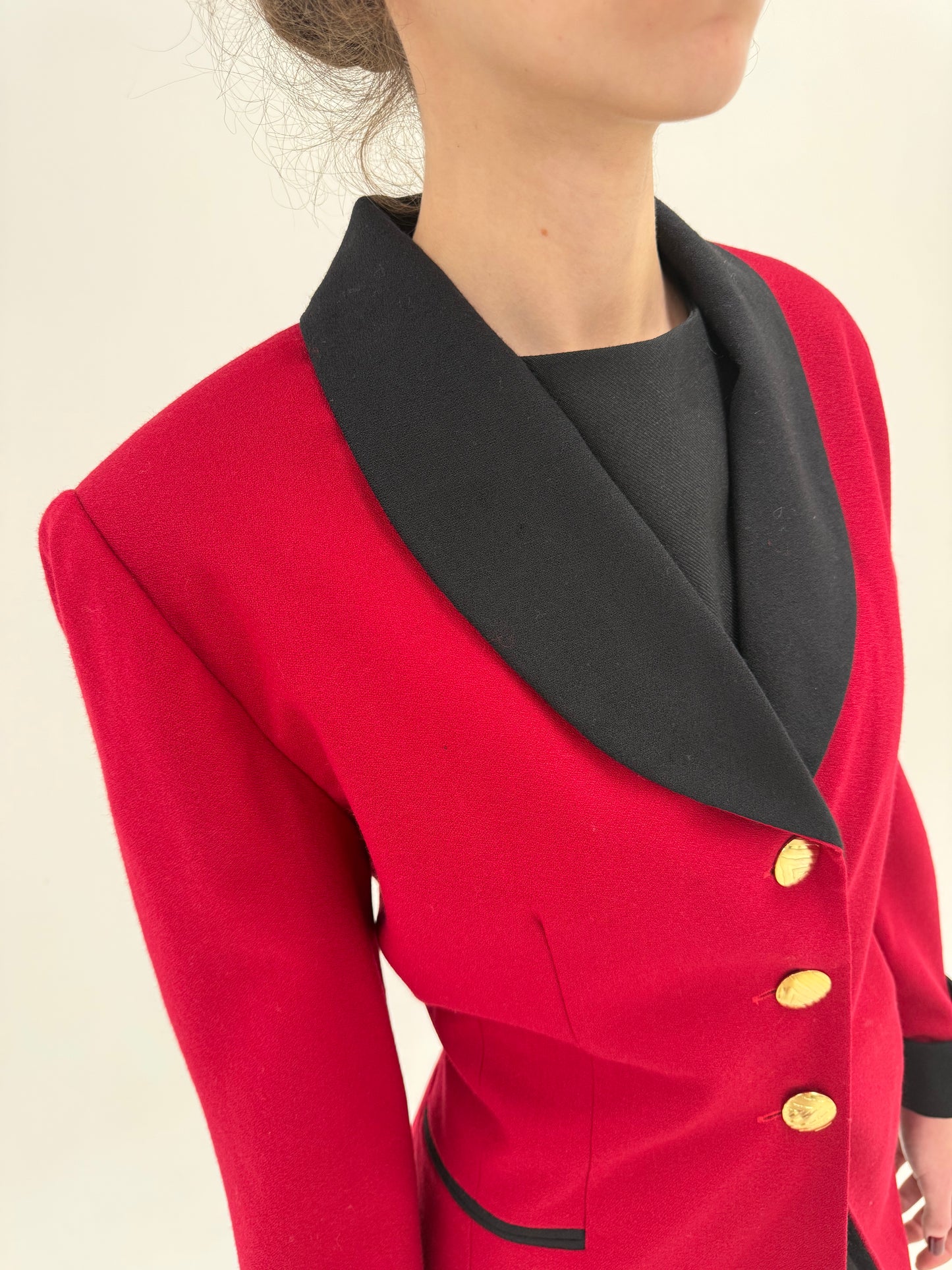 Sacou vintage cambrat cu nasturi metalici aurii și revere rotunjite