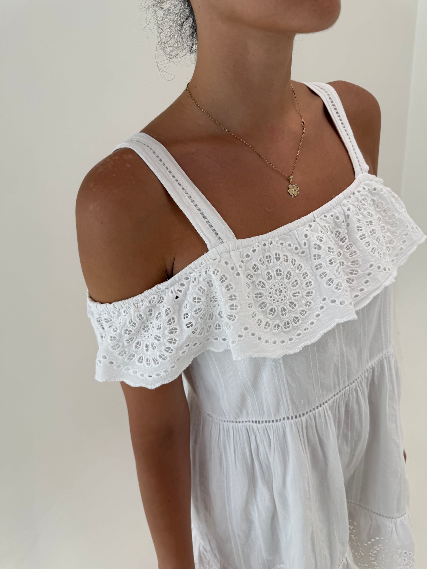 Rochie cu broderie anglaise din cea mai fină pânză de bumbac cu talie marcată