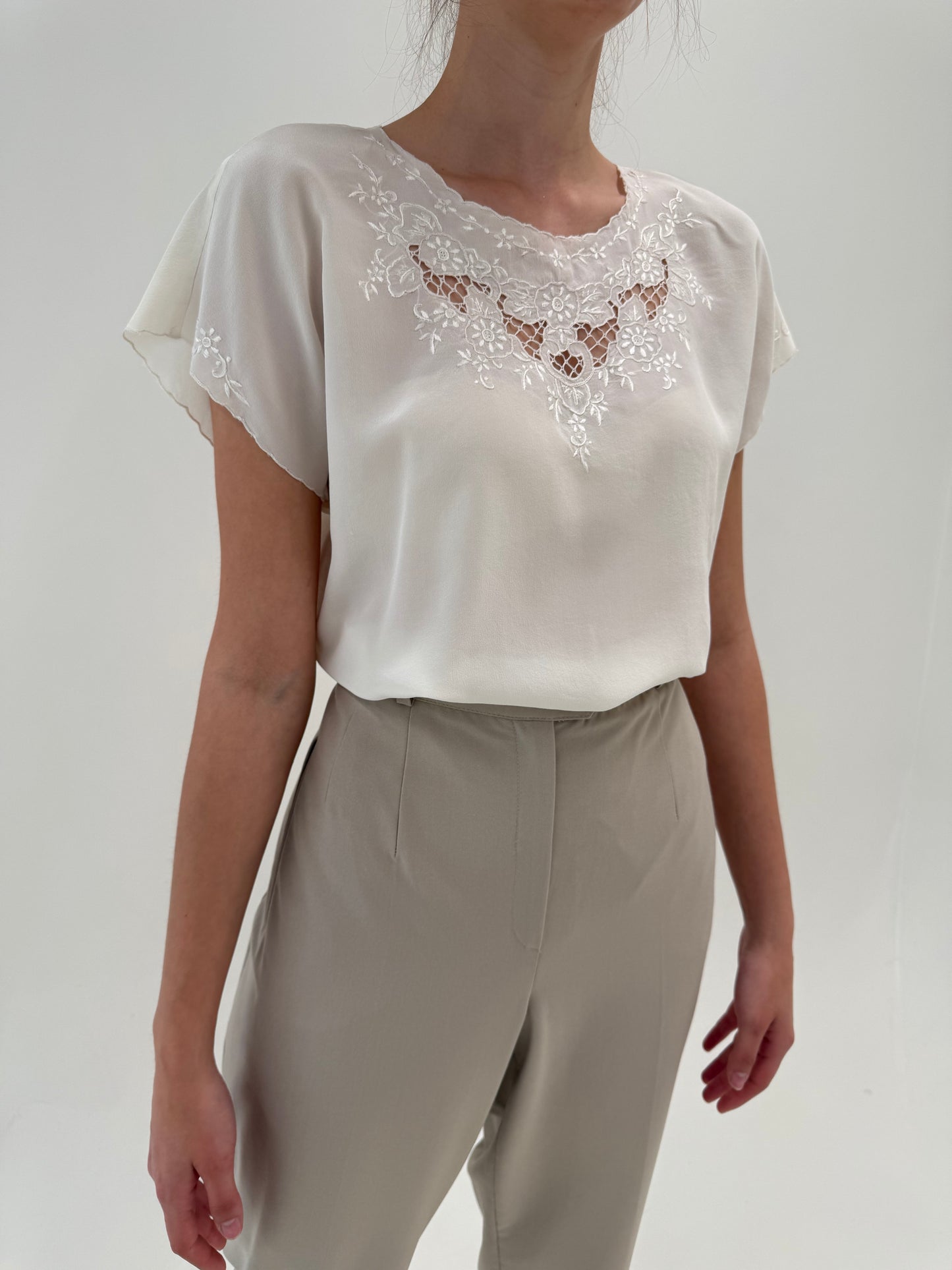 Top din mătase naturală cu broderie manuală excepțională off white