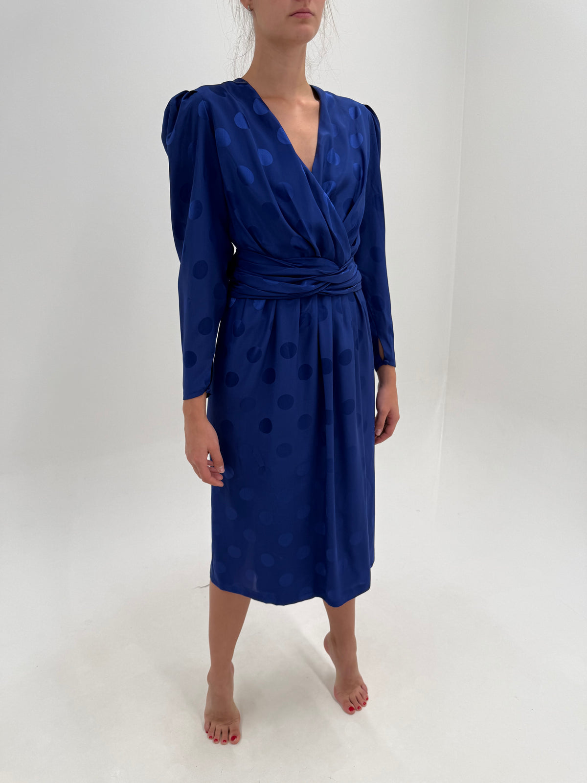 Rochie vintage cornflower blue cu buline texturate și drapaje