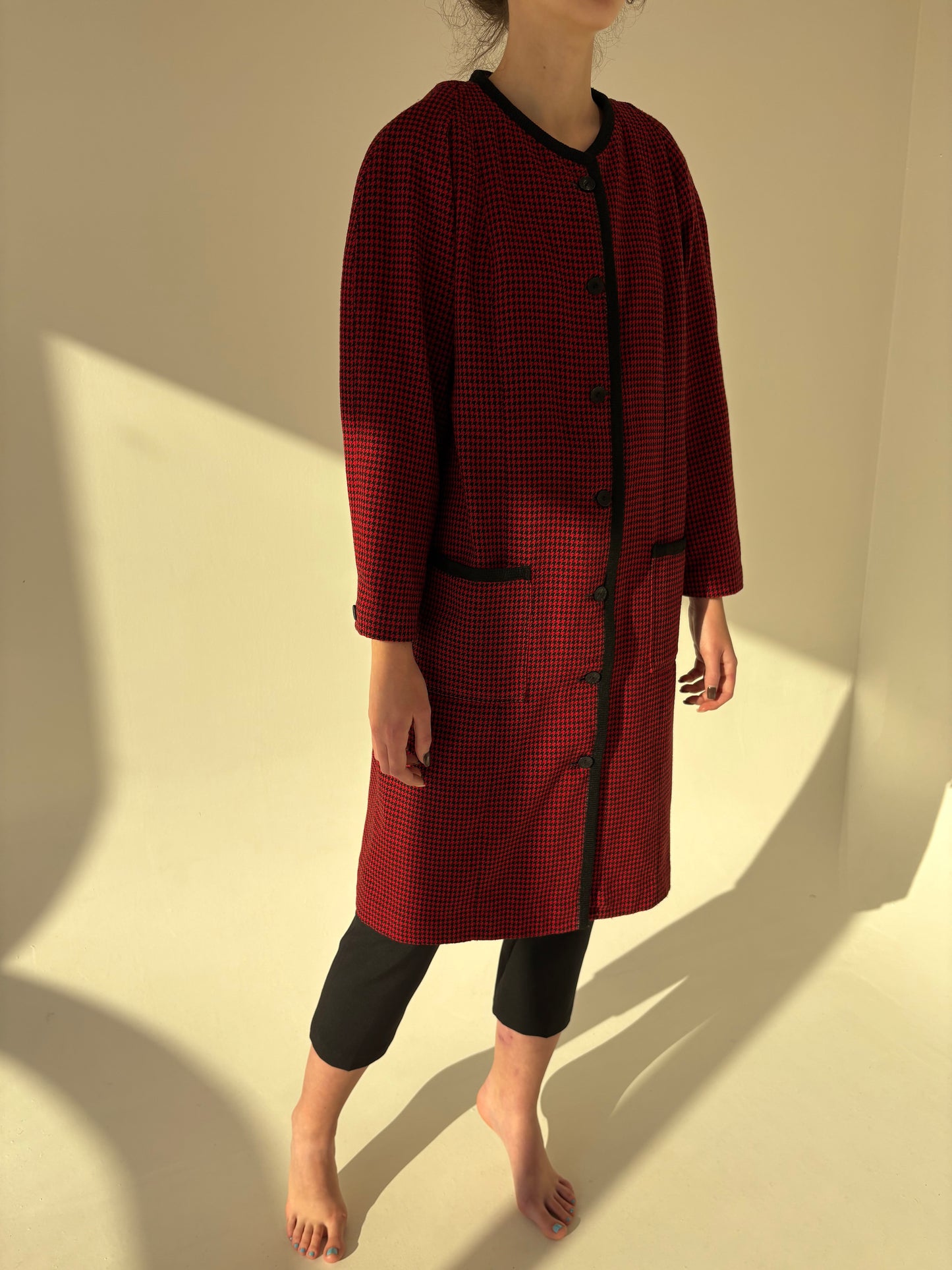 Pardesiu on stil Chanel dark cherry în carouri fine din lana