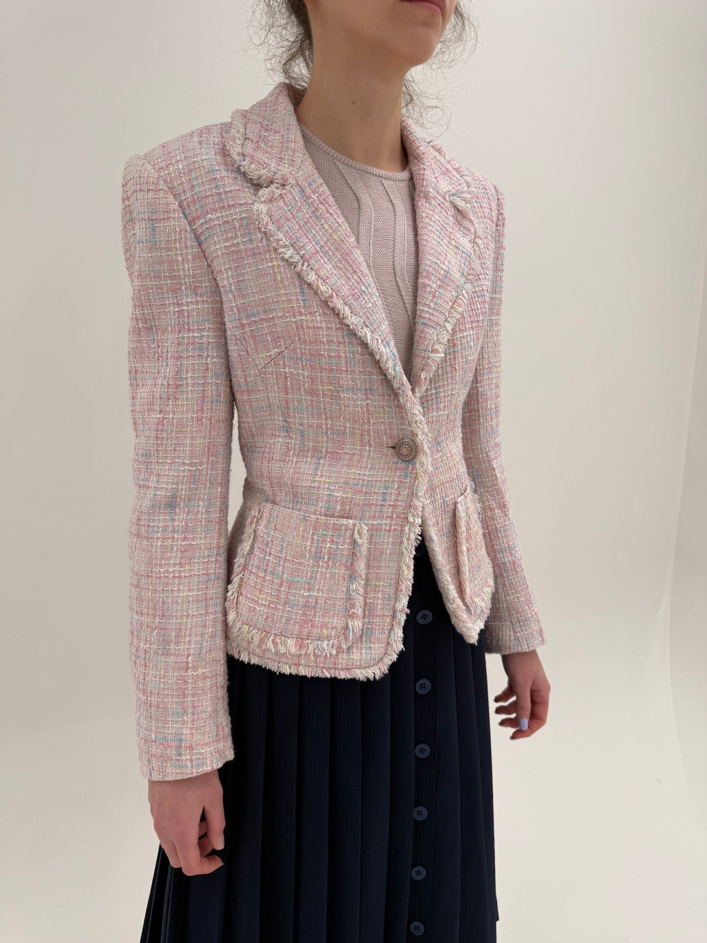 Sacou cambrat din tweed în stil Chanel și culori pudrate