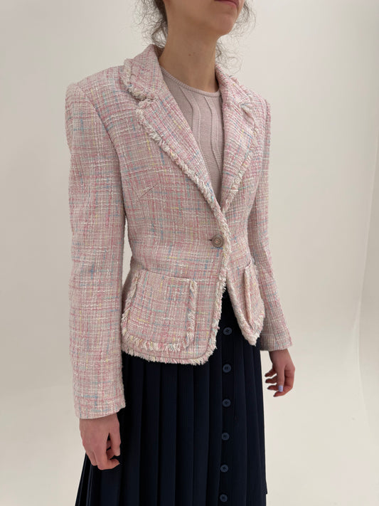 Sacou cambrat din tweed în stil Chanel și culori pudrate