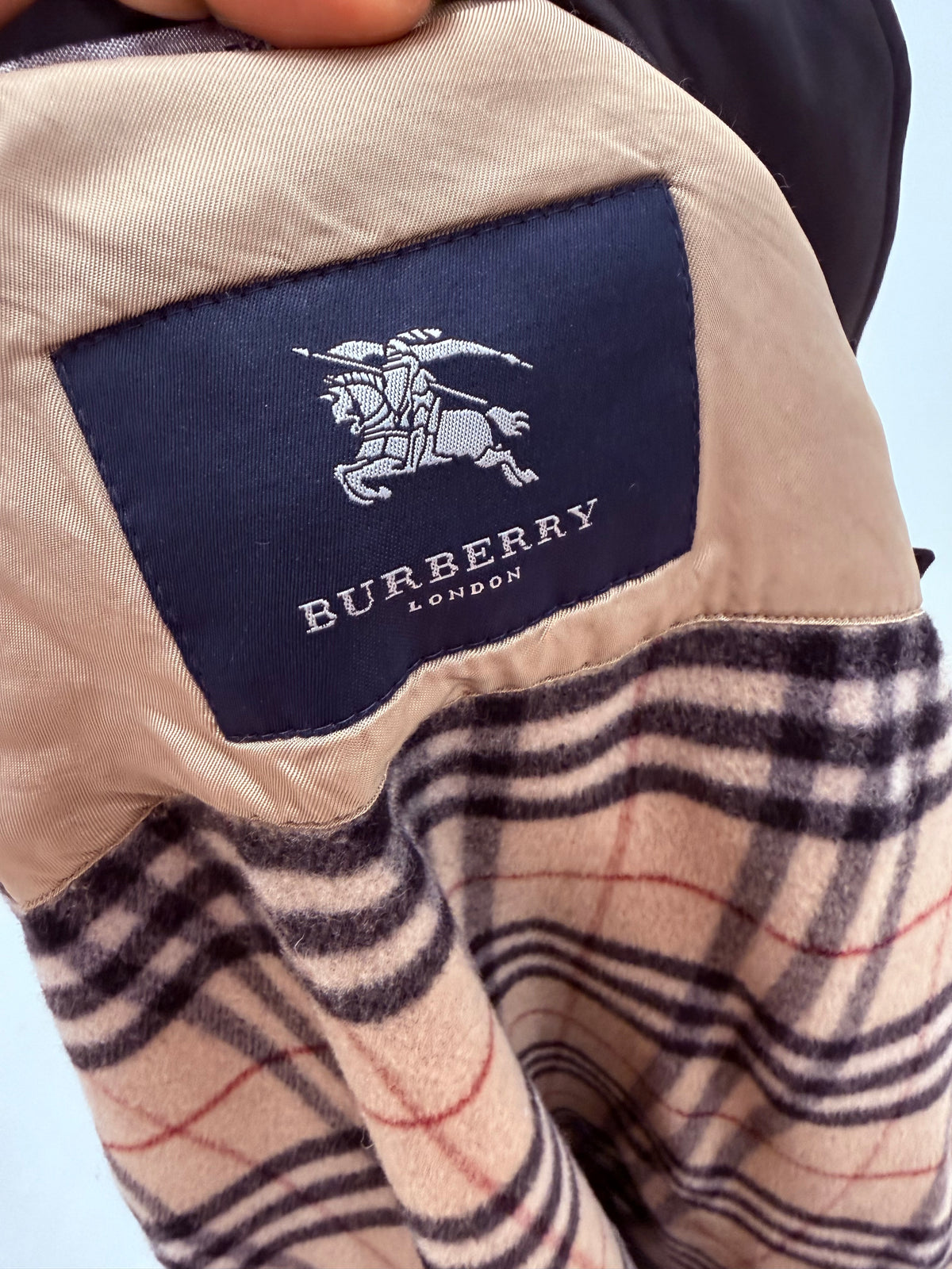 Trench negru clasic Burberry impermeabil cu interior din lana extrafina