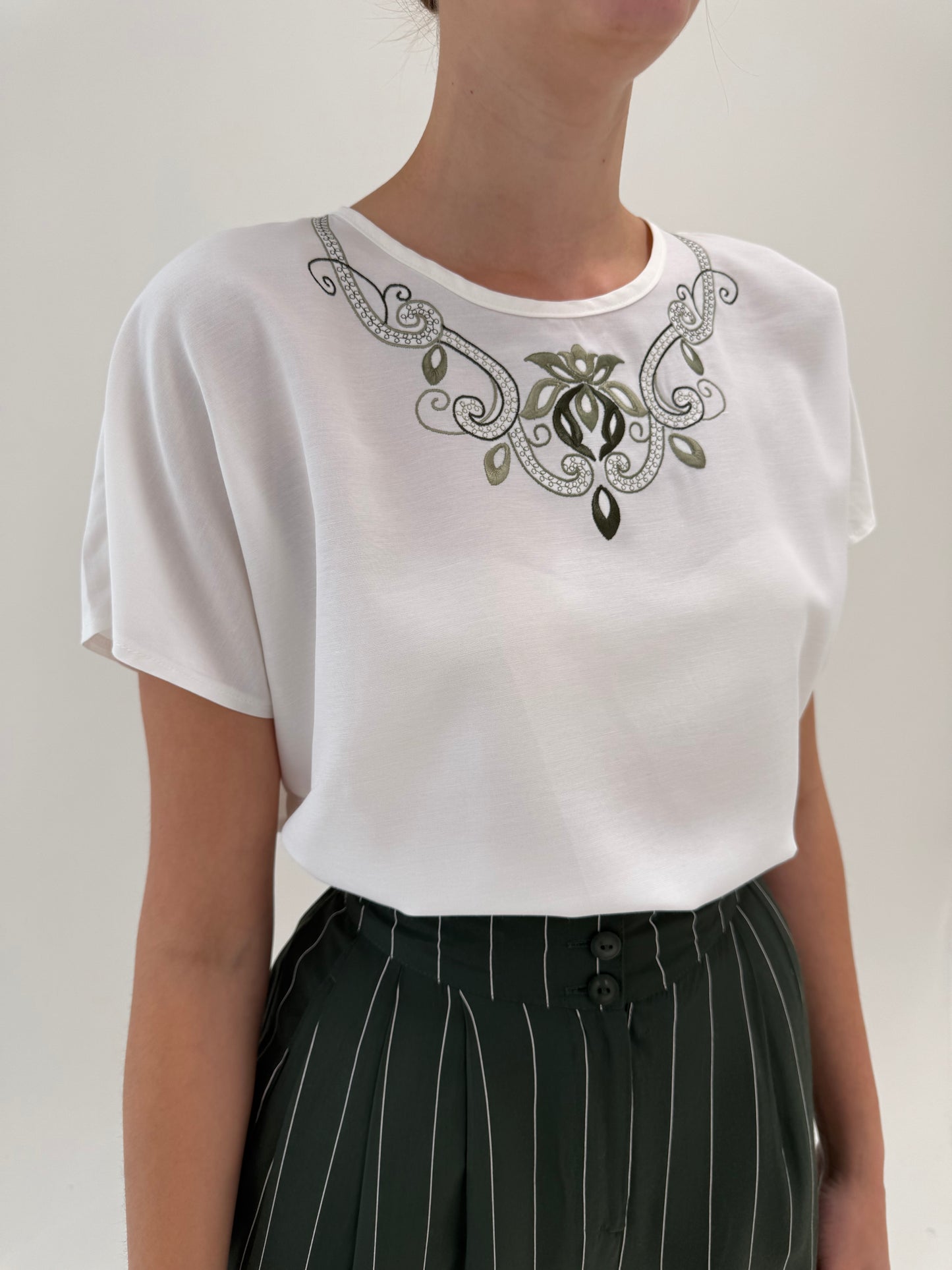 Top în croi lejer minimalist cu broderie dark green