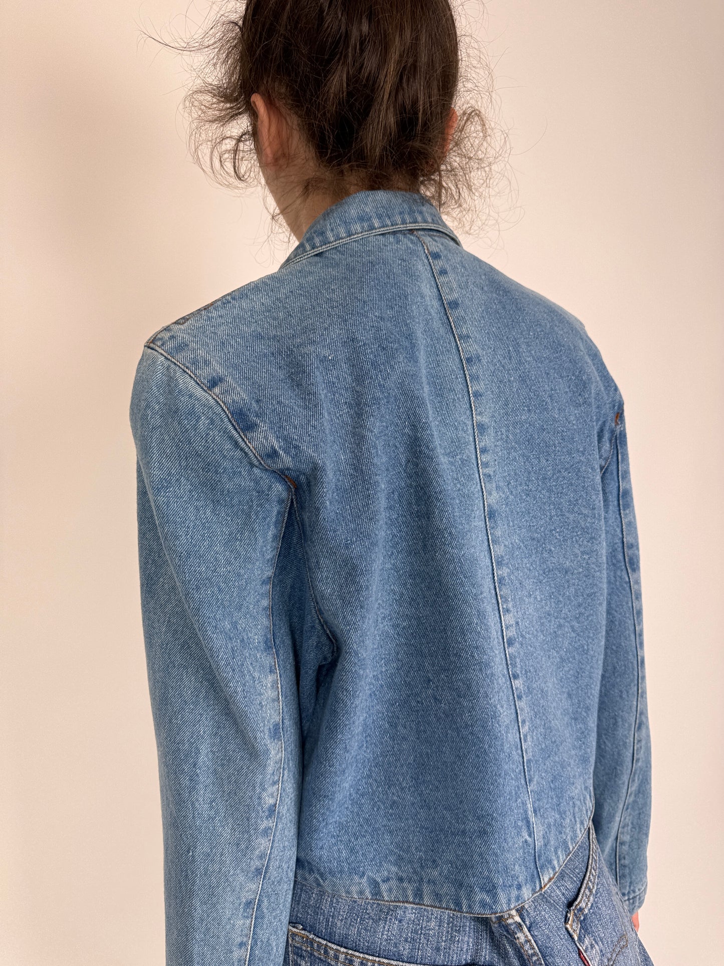 Geacă vintage din jeans în croi cambrat cu închidere dublă