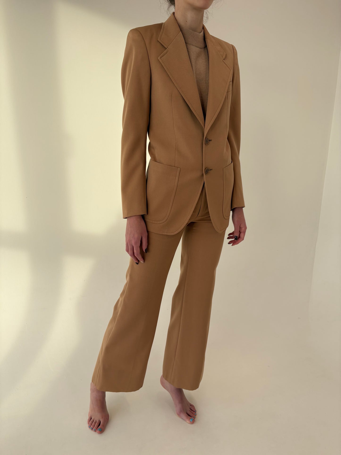 Costum camel din lana extrafina cu sacou în stil Prada si pantaloni evazați