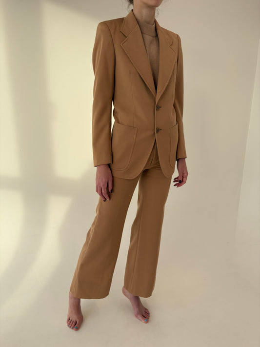 Costum camel din lana extrafina cu sacou în stil Prada si pantaloni evazați