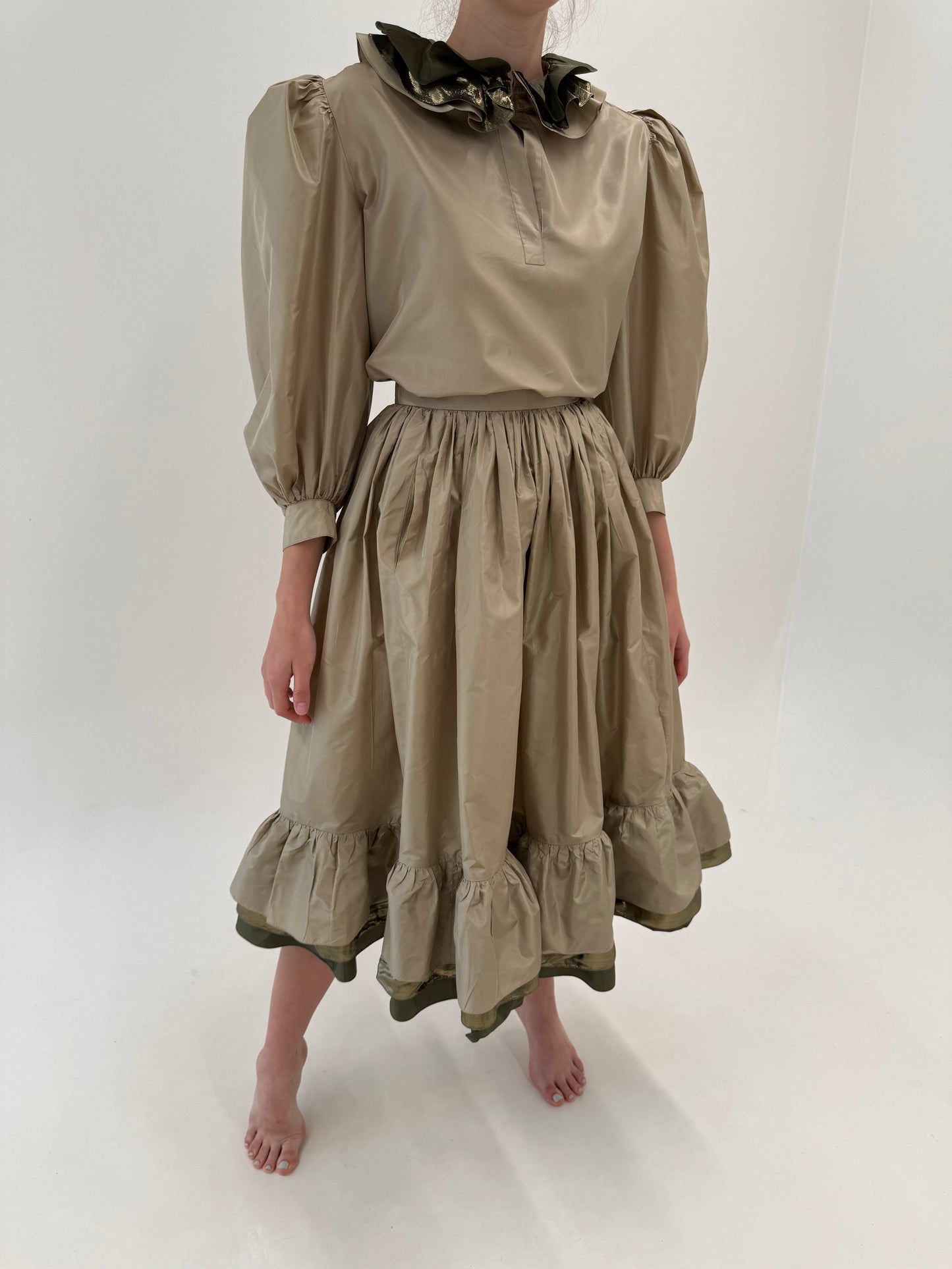 Set vintage de designer sand nude din mătase naturală în croi excepțional
