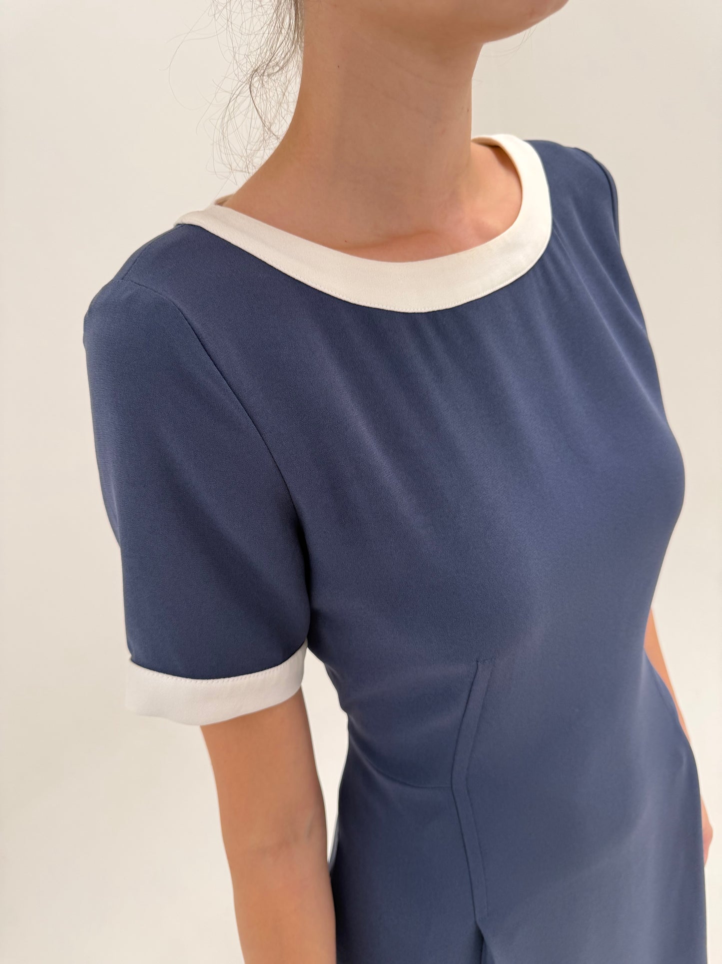Rochie Max Mara din crep Navy cu paspoal alb midi cu talie marcată