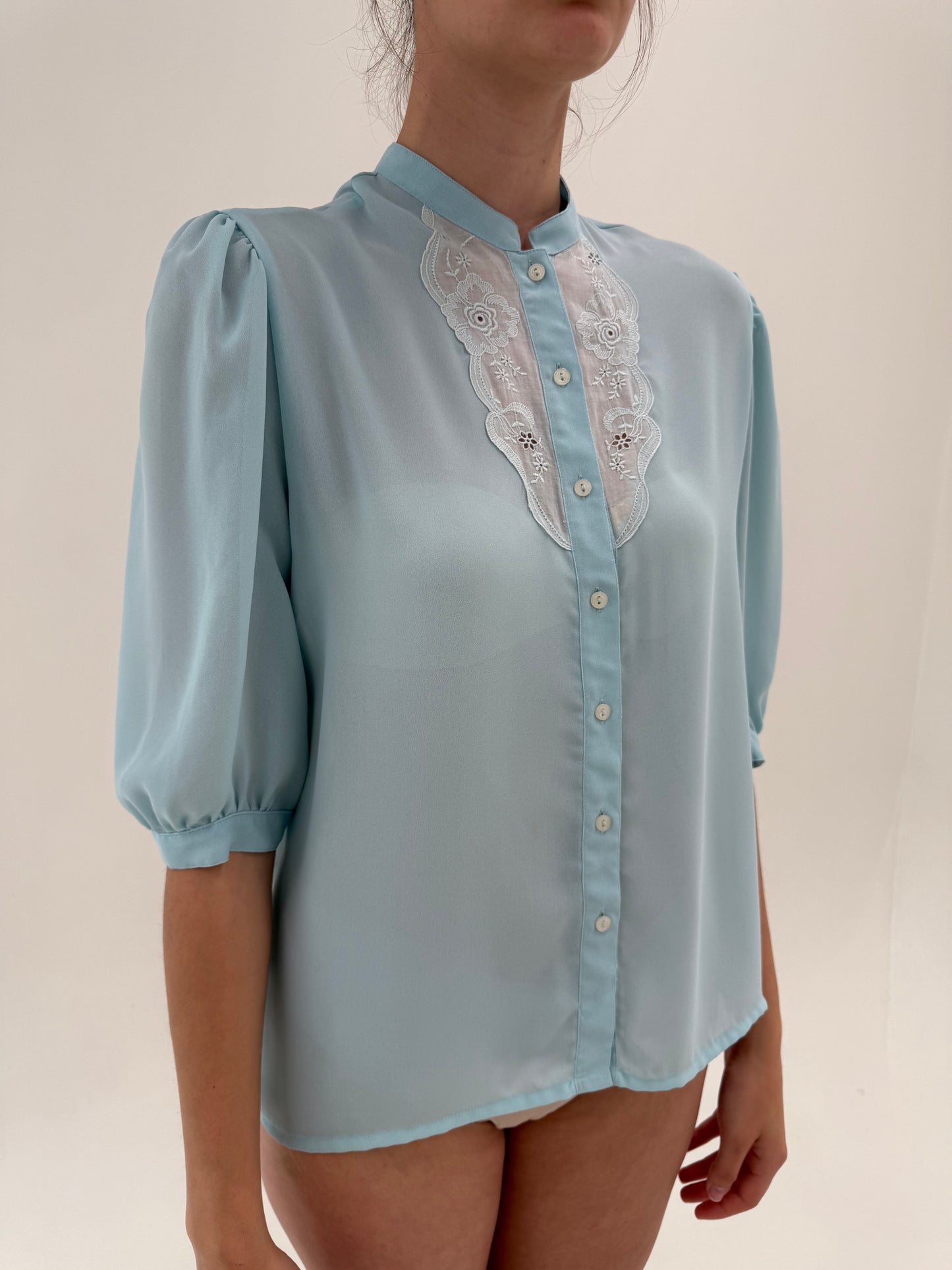 Cămașa vintage baby blue cu mânecuțe bufante și dantelă chantily