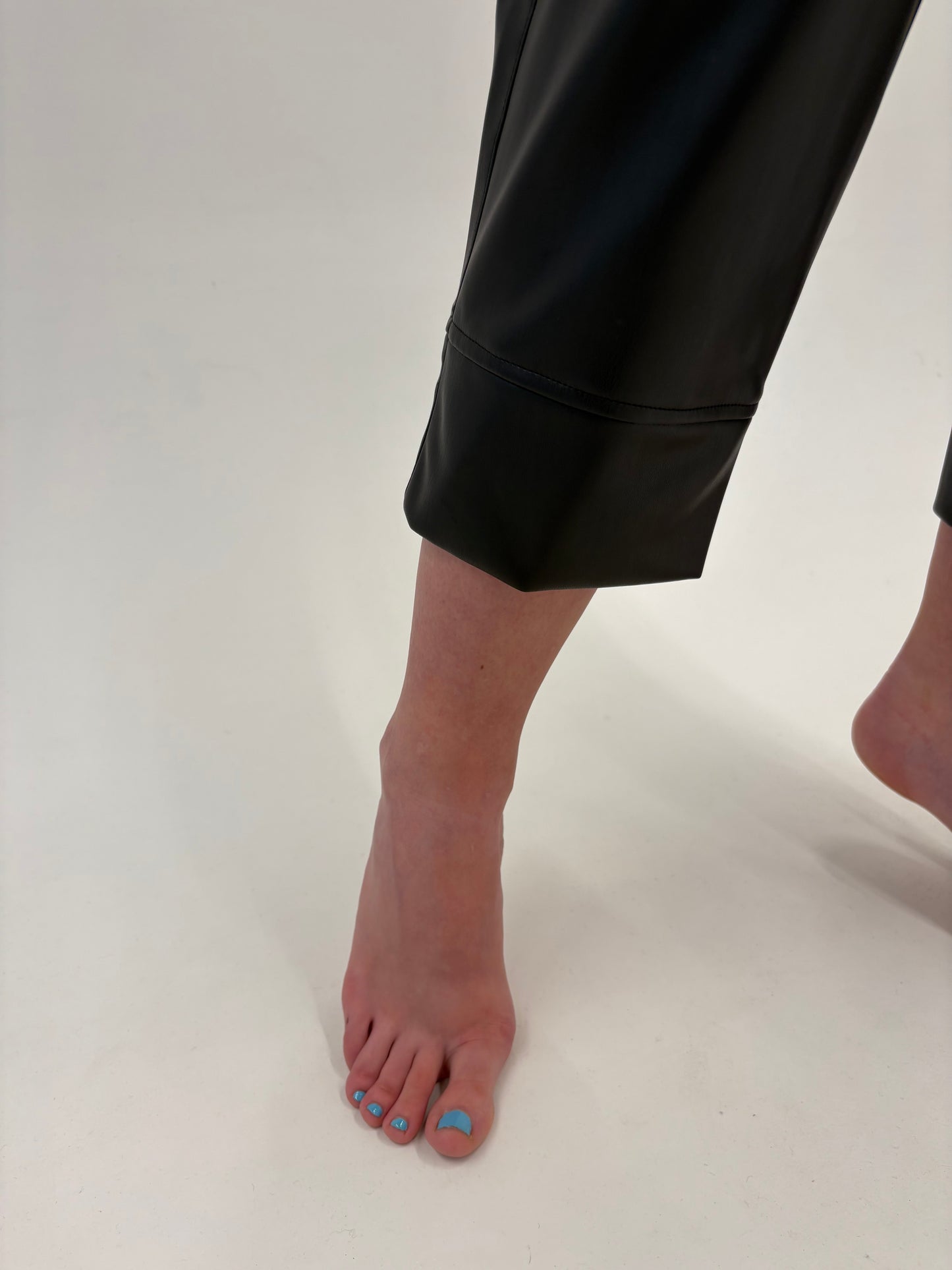 Pantaloni luxury noi Marc Cain plus size cu influențe casual din piele eco