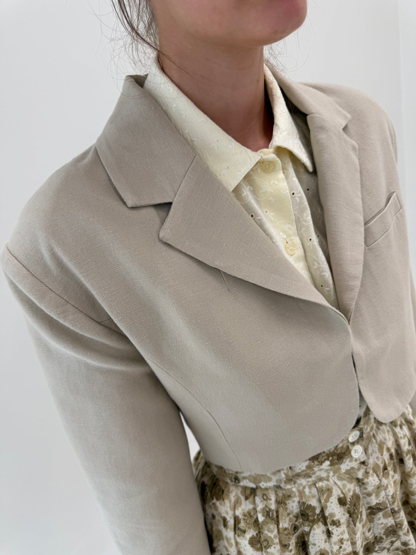 Sacou cropped din in premium sand nude în croi minimalist