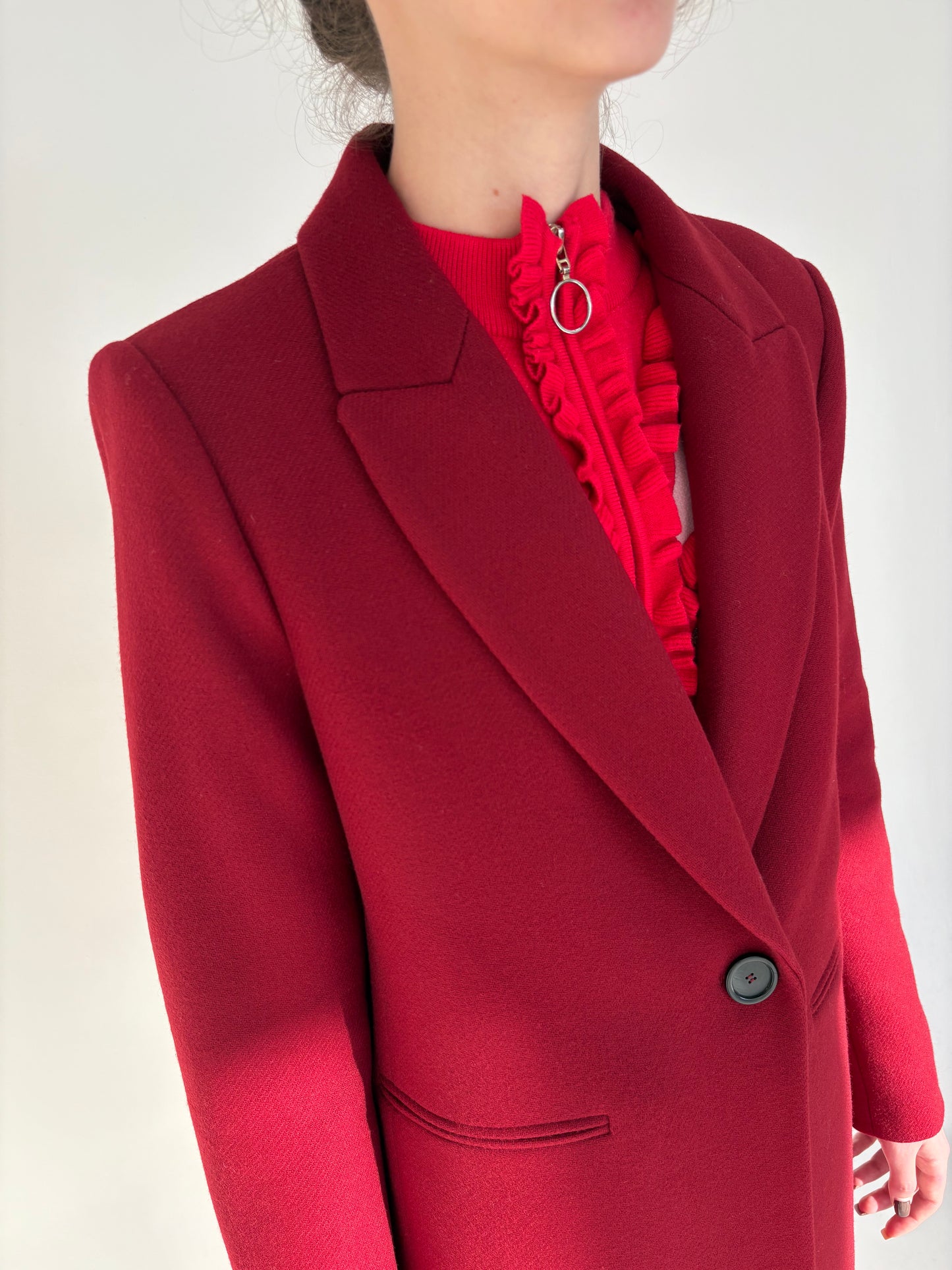 Palton cherry red cu închidere tip smoking din stofă de Lana extrafina