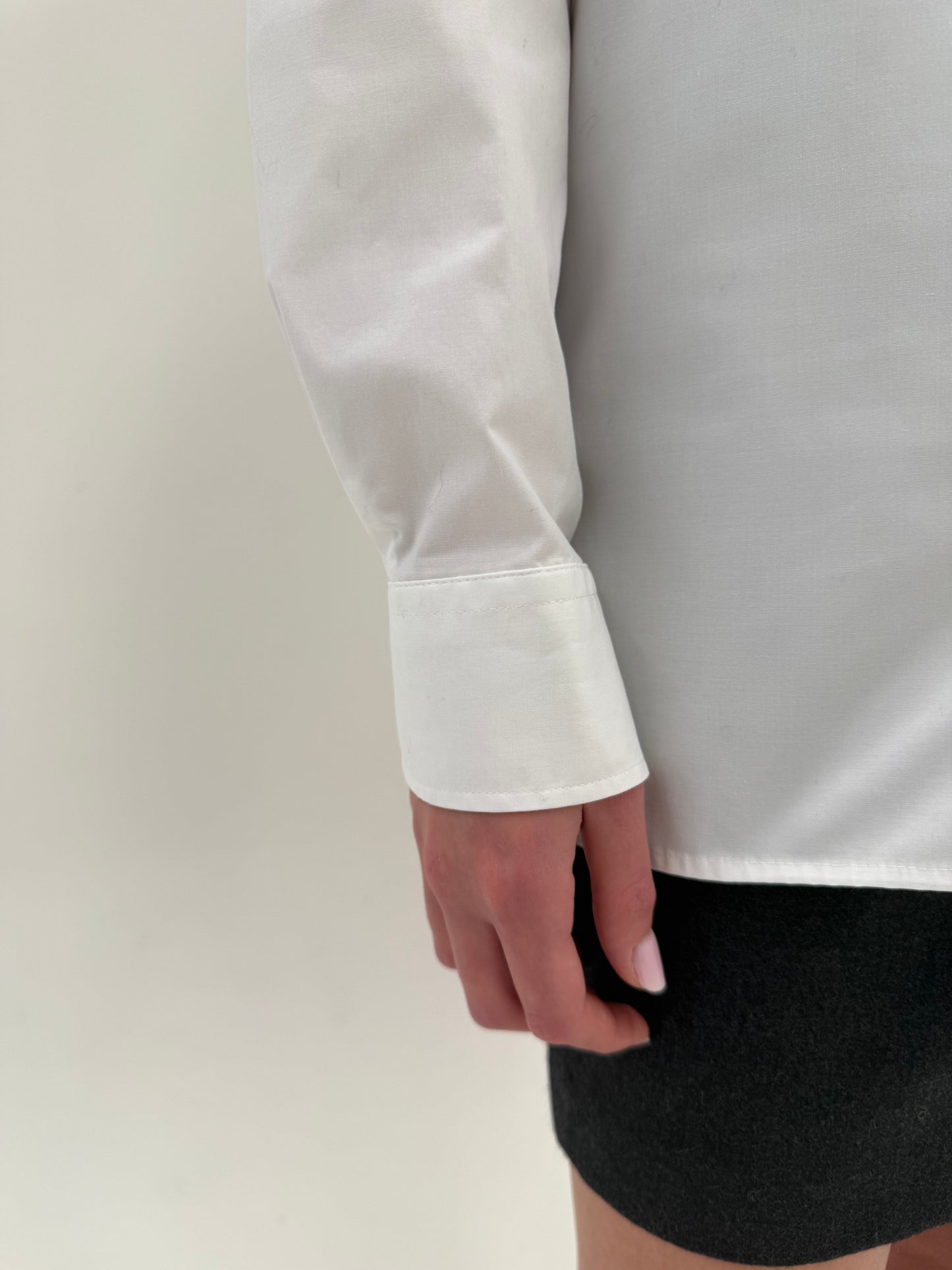 Cămașa albă în croi actual din poplin high end de bumbac structurat