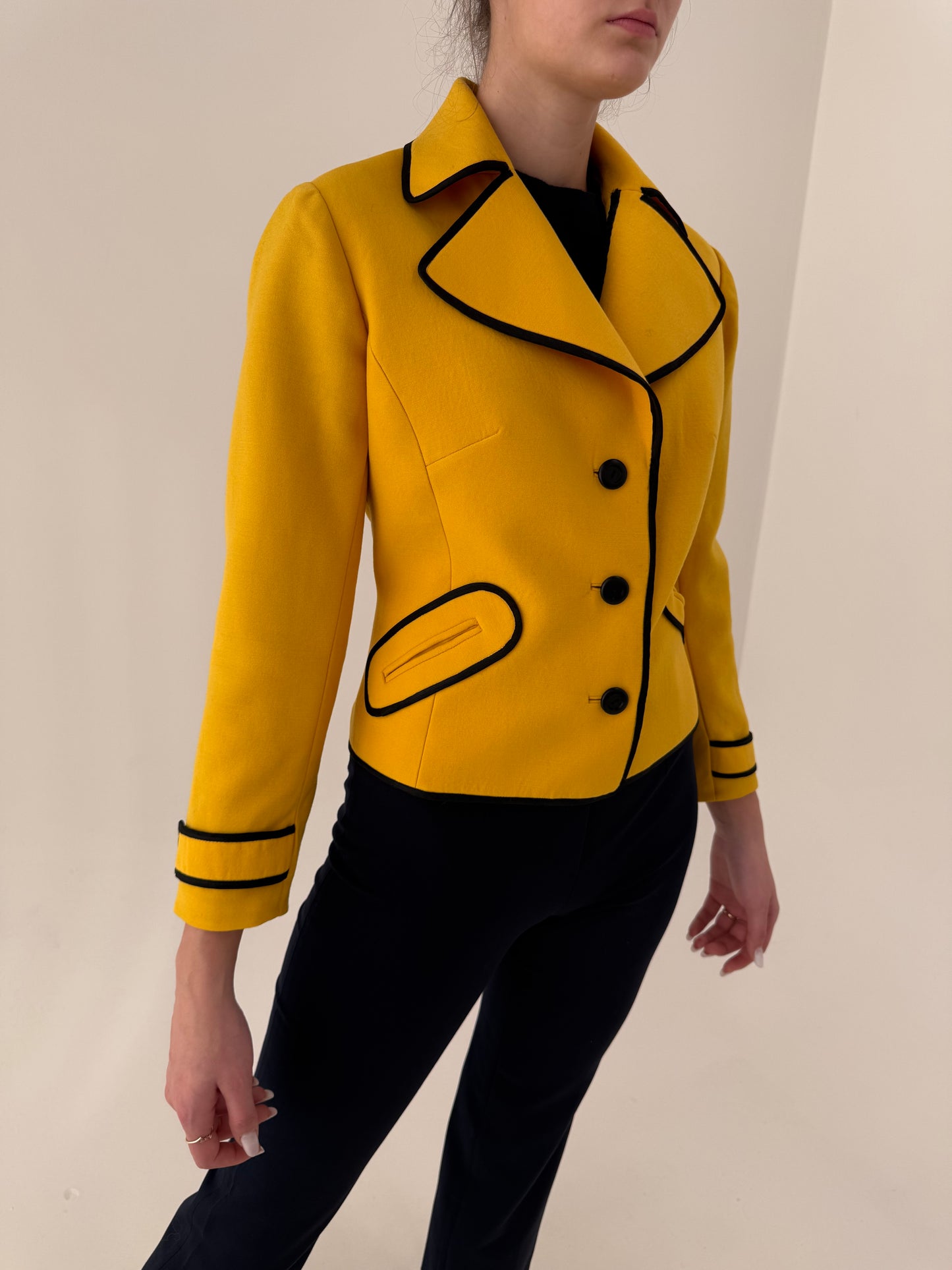 Sacou vintage în stil Prada cu paspoal negru și revere supradimensionate