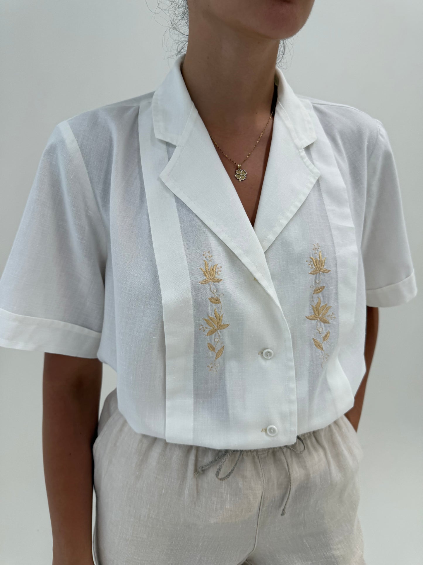 Cămașa din panzica de bumbac premium cu broderie manuală camel superbă