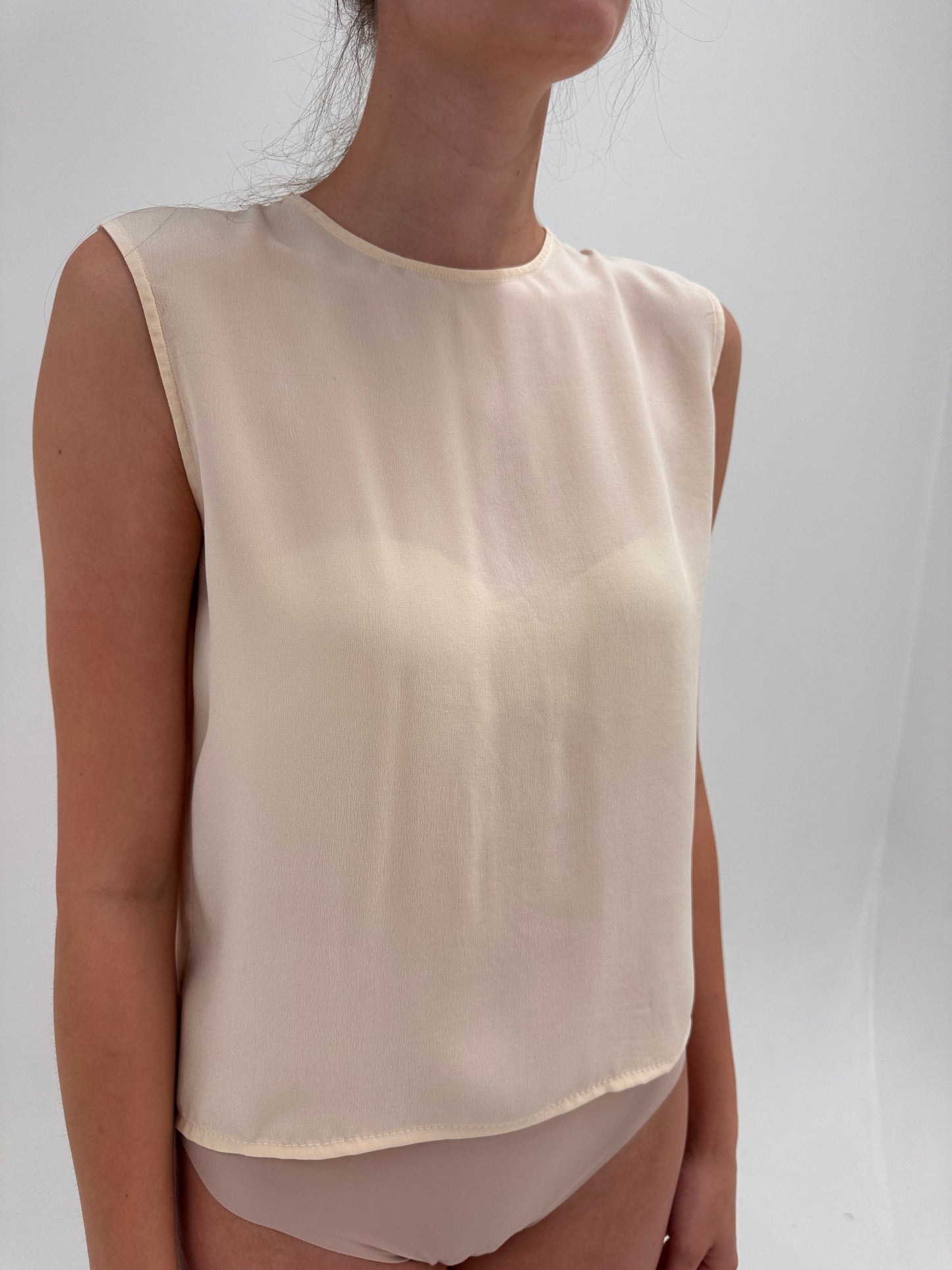 Top din mătase naturală butter white în croi minimalist