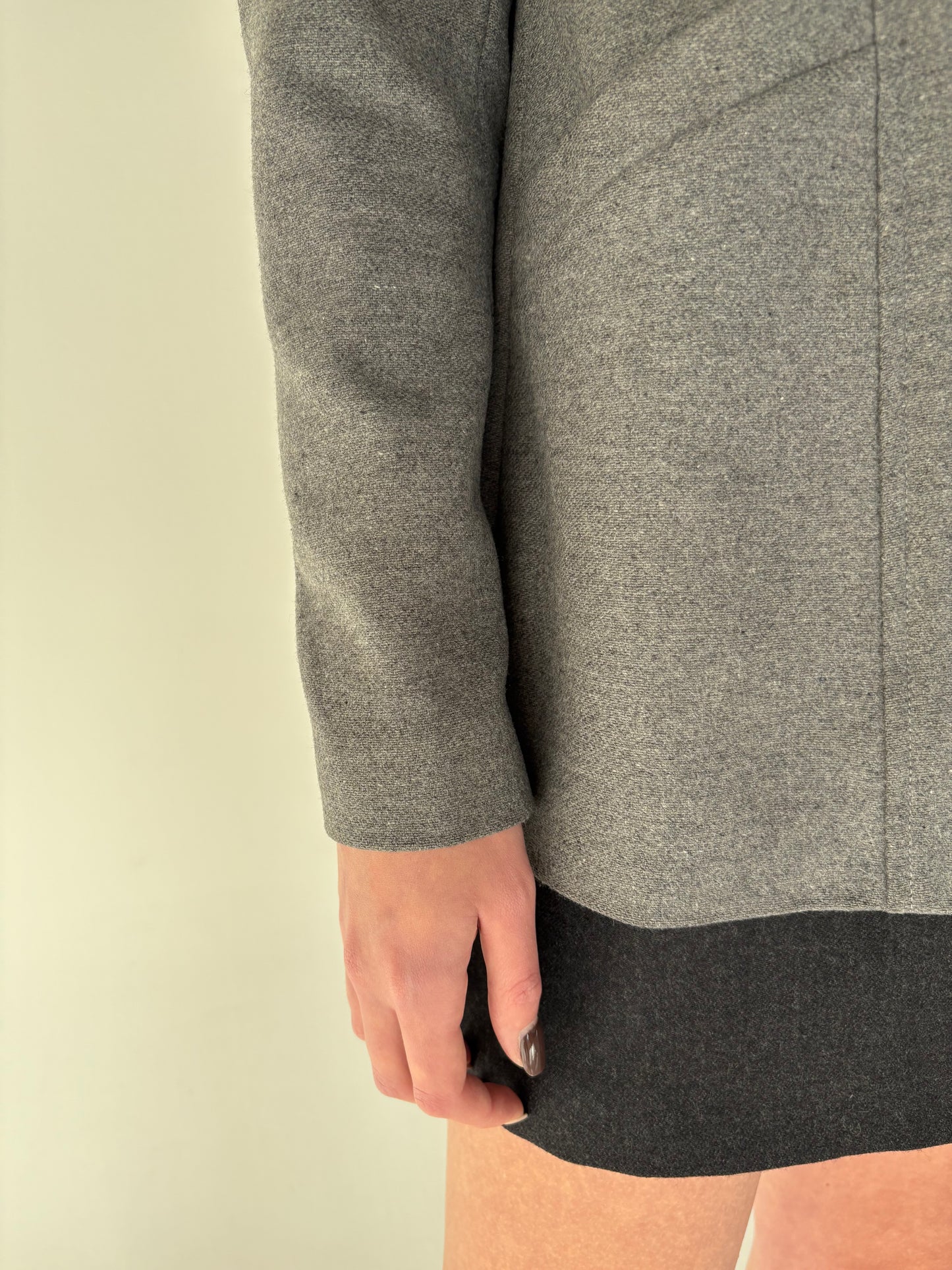 Jacheta silver gray din stofă extrafina cu ținuta și închidere dublă