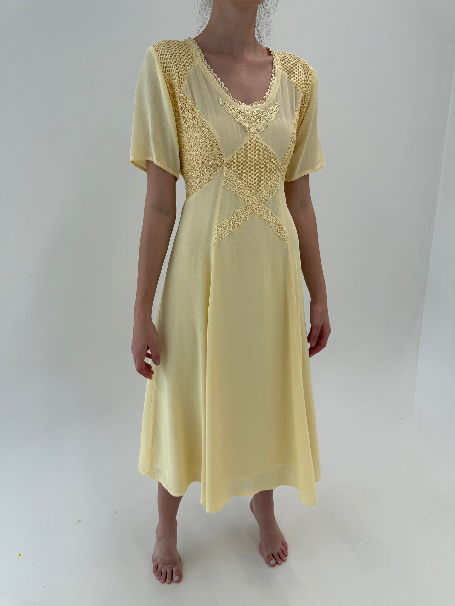 Rochie maxi butter yellow cu inserții de dantelă macrame și talie reglabilă la spate