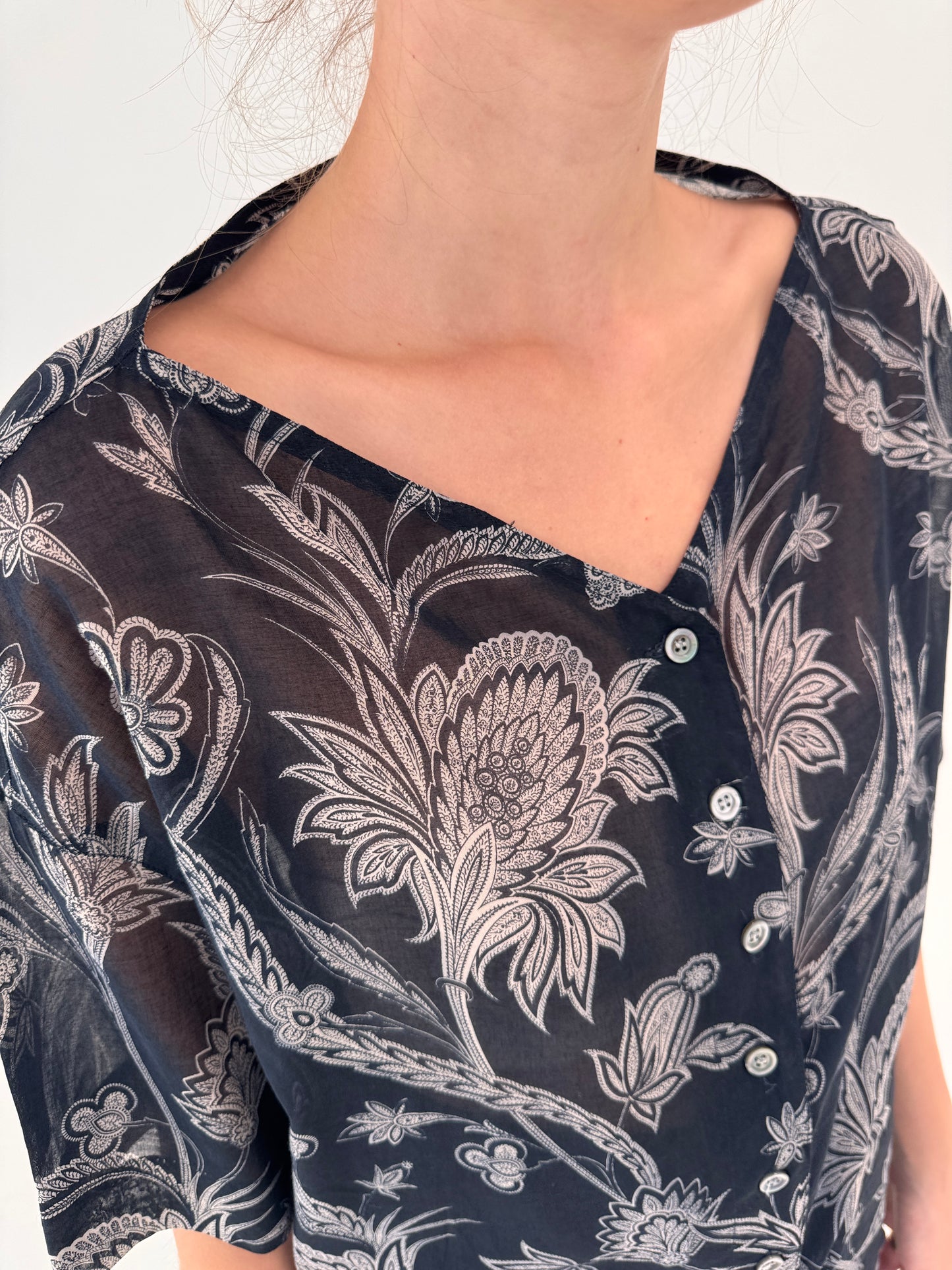 Cămașa luxury vintage Byblos neagră cu print din cea mai fină panzica de bumbac