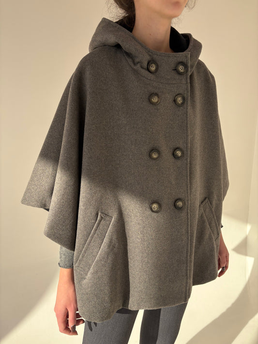 Capa cu glugă si închidere din stofă de lana extrafina