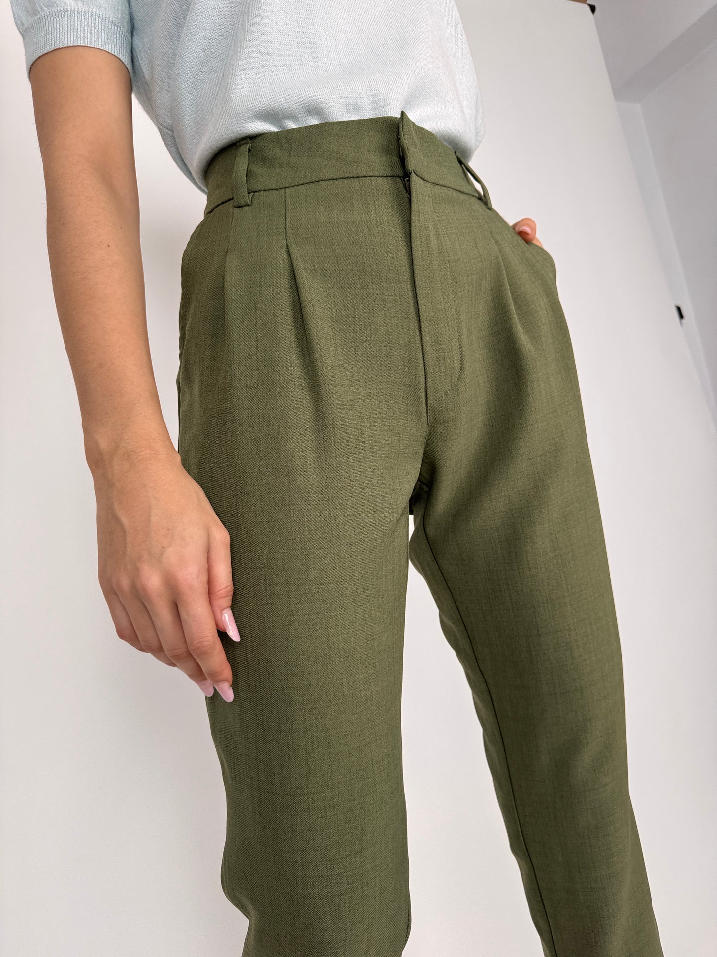 Pantaloni olive green petite cu talie înaltă marcată și pense din lana