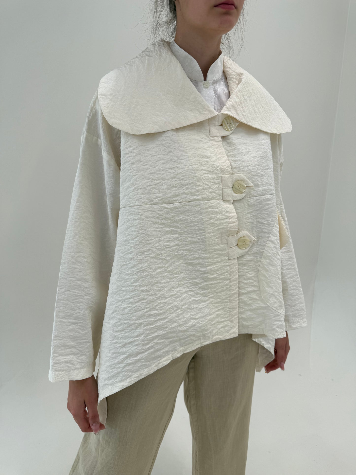 Jacheta scurtă butter white cu guler supradimensionat impermeabilă