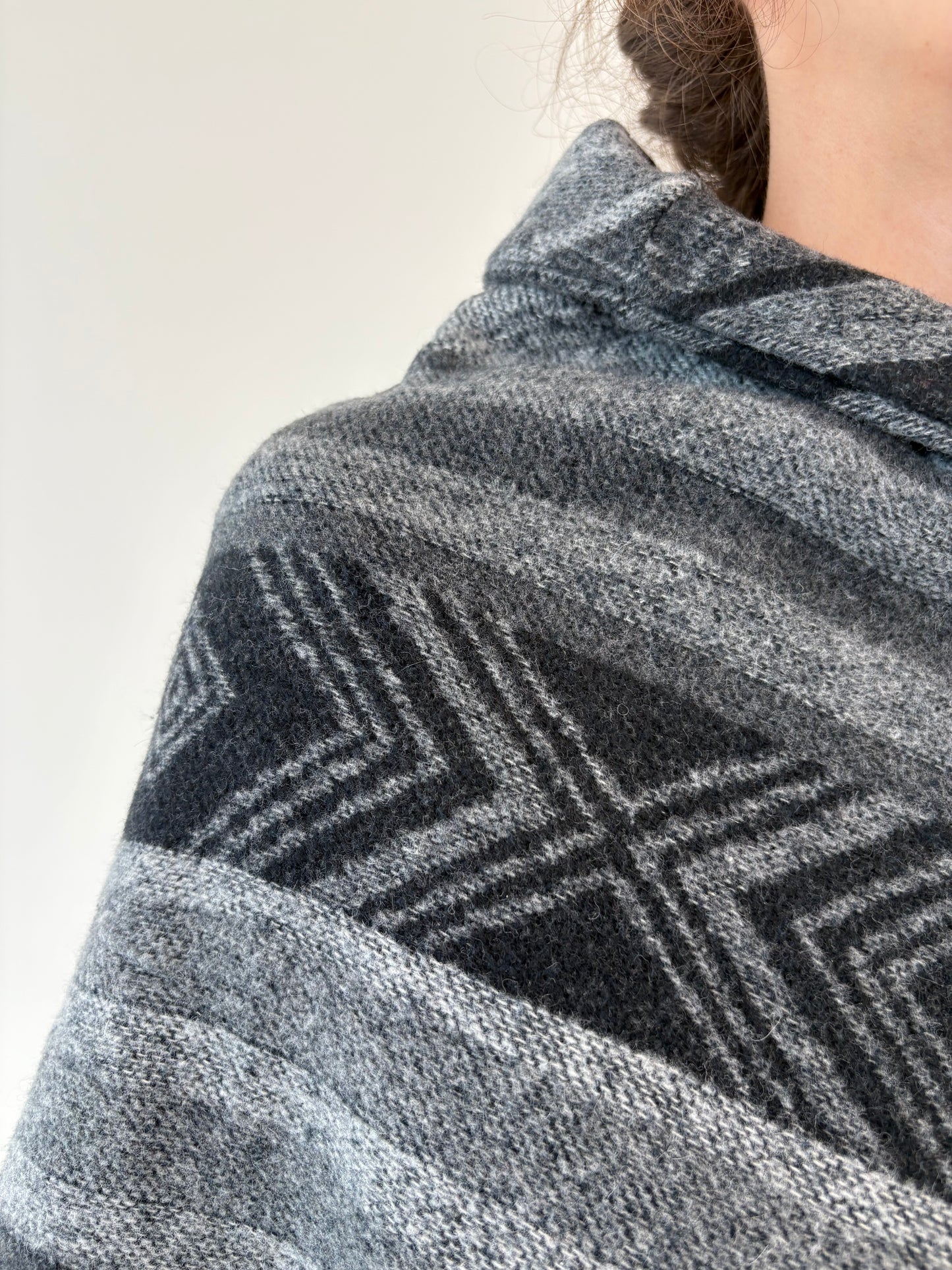 Capa dublată din lana extrafina în minate de gri