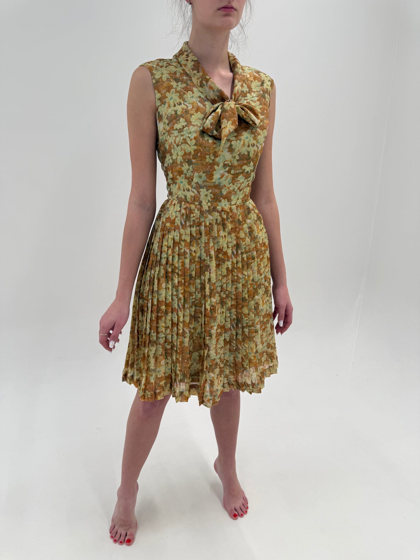 Rochie vintage cu panglică la gat și fustă plisată cu talie ultra înaltă