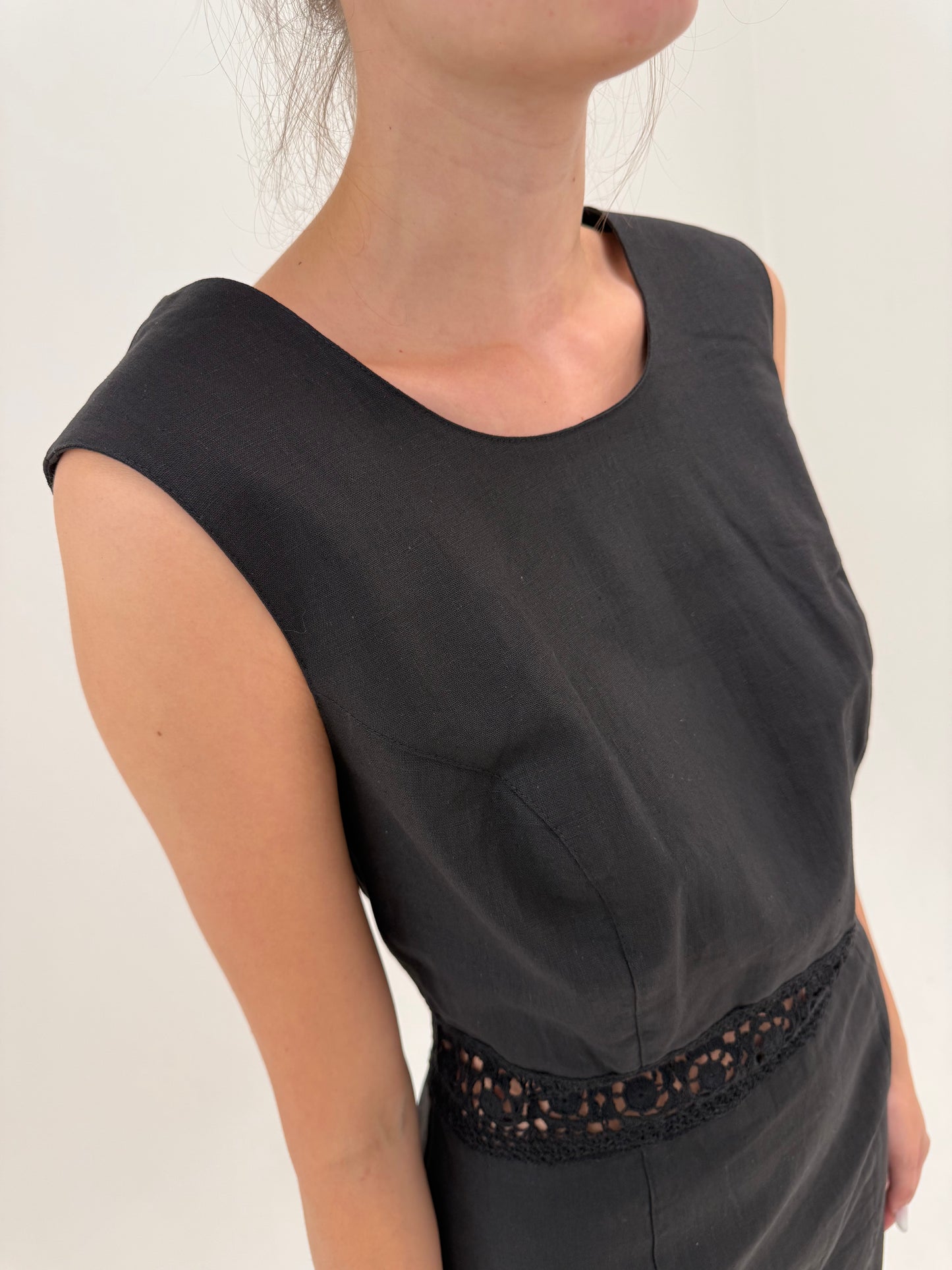 LBD ultra chic din pânză de in și bumbac cu talie ultra înaltă marcată de dantelă macrame