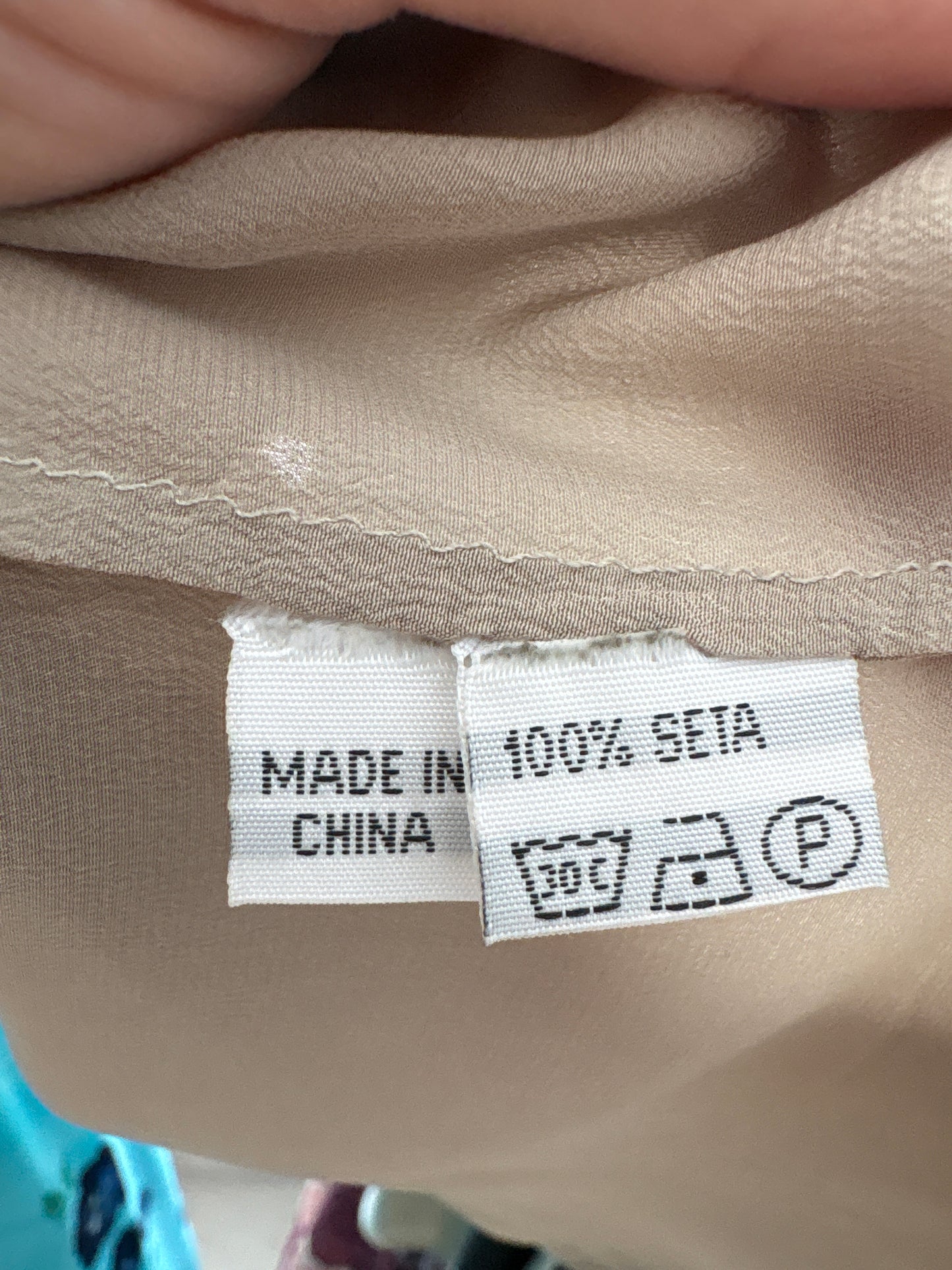 Top grej în croi minimalist din mătase naturală