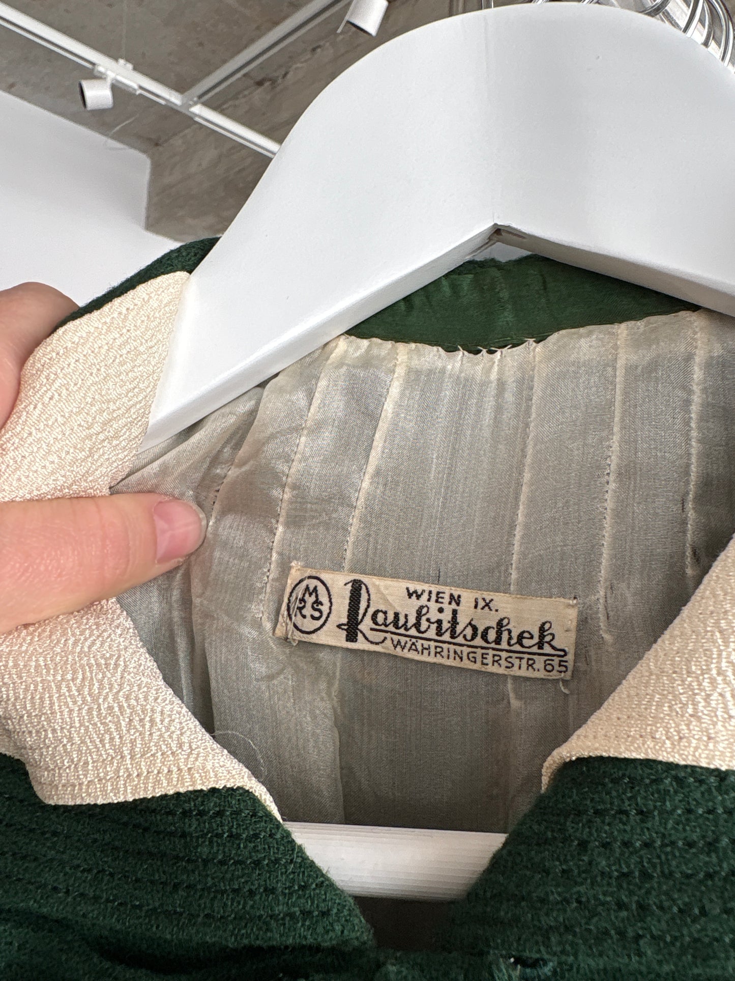 Rochie vintage în croi elaborat forest green din lana extrafina midi spre maximum