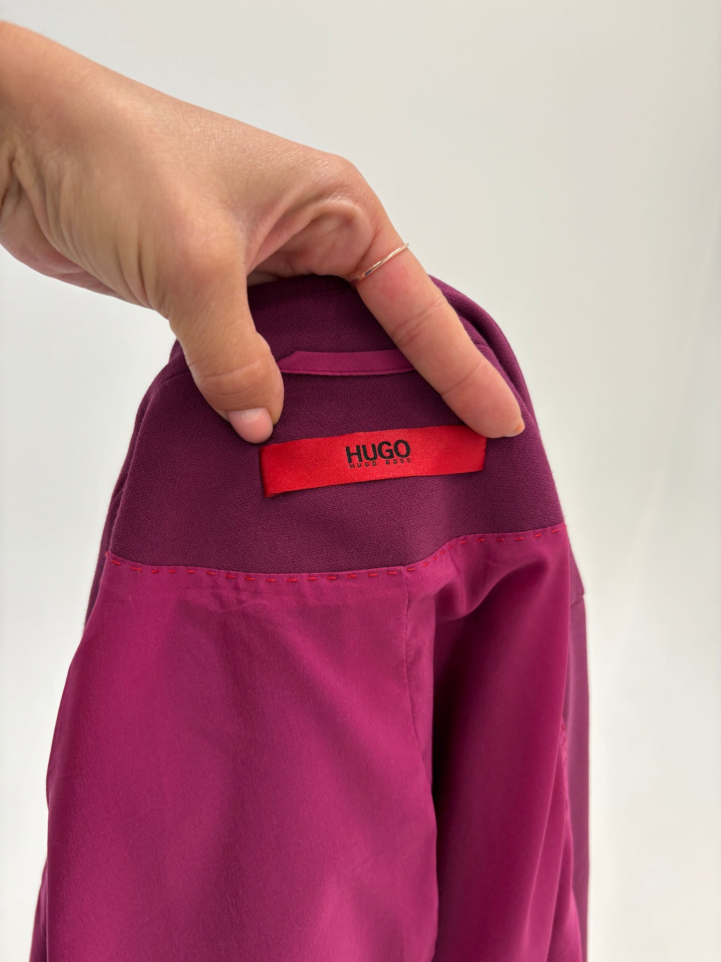 Sacou Hugo Boss aubergine cu închidere tip smoking