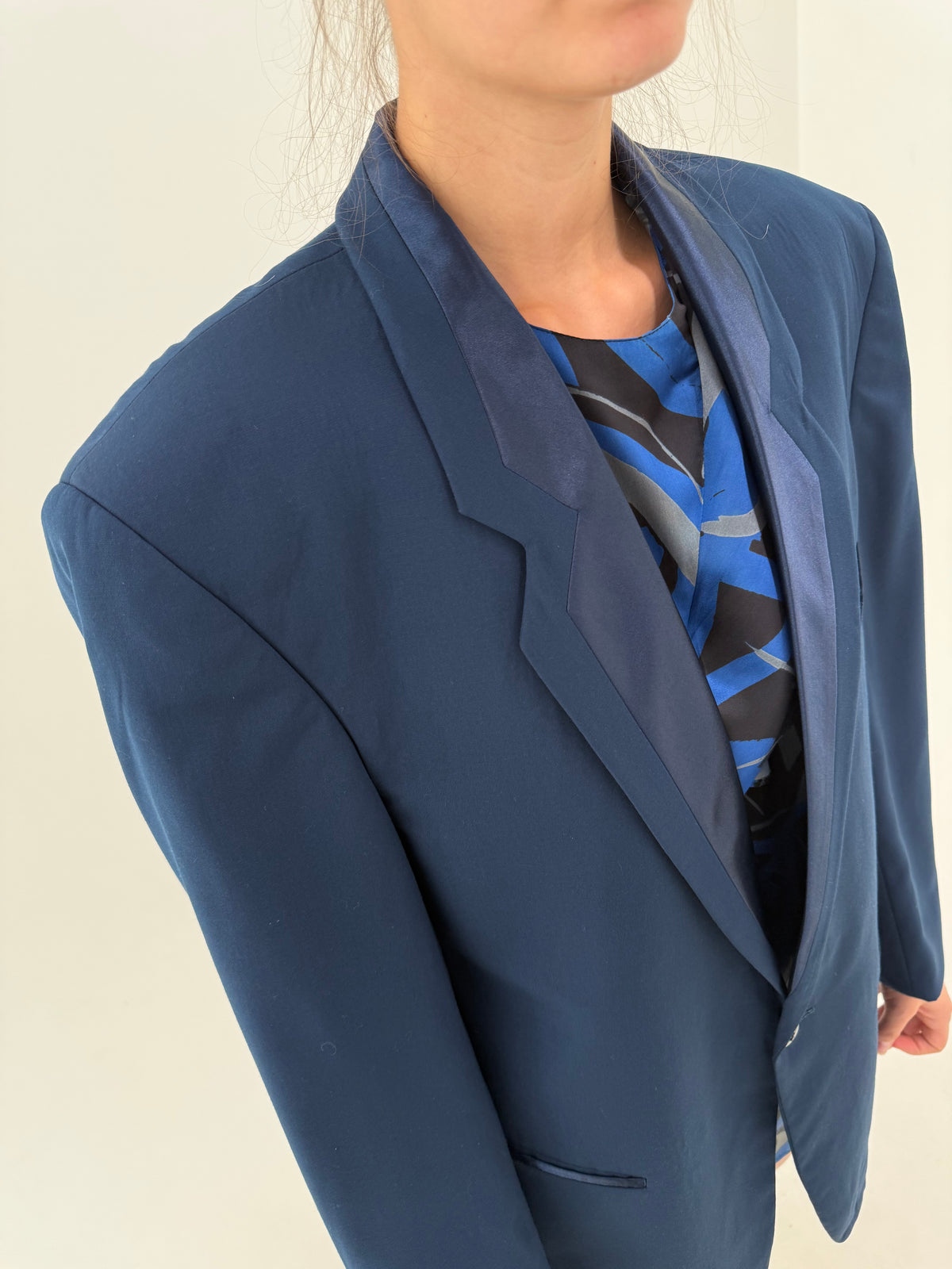 Sacou tall dark aqua blue din stofita extrafina de lana cu revere rotunjite