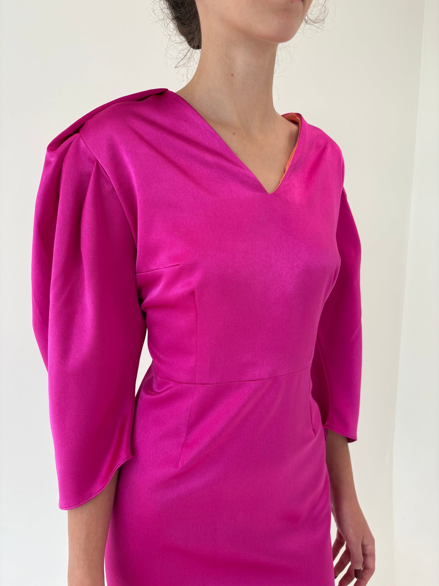 Rochie fucsia satinata de ocazie cu umeri accentuați