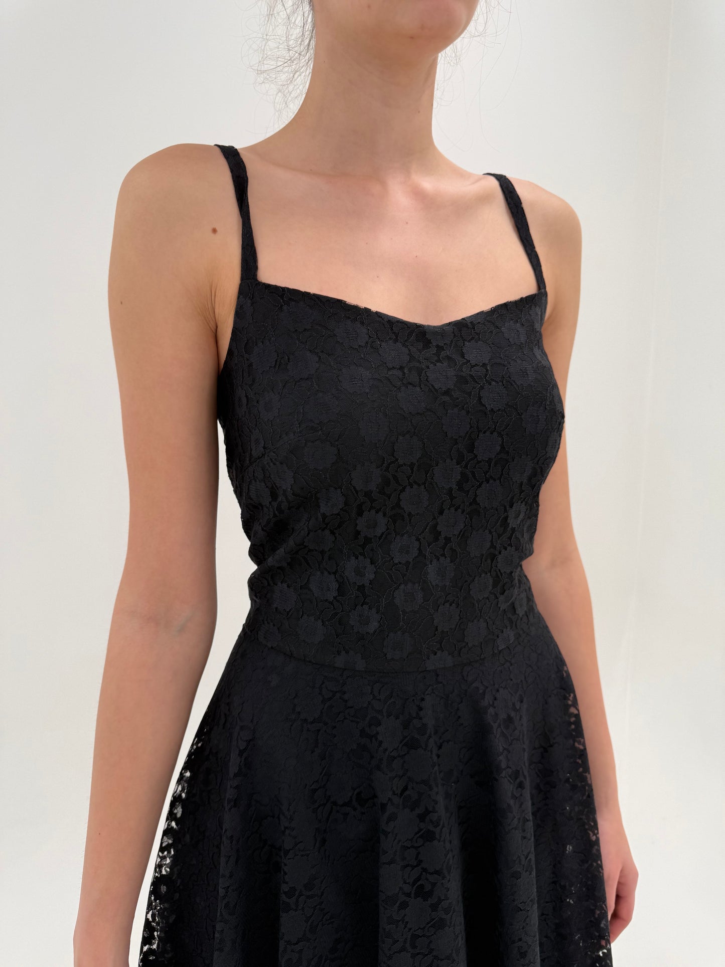 LBD vintage in croi de ani 50 din dantelă chantily cu corsaj