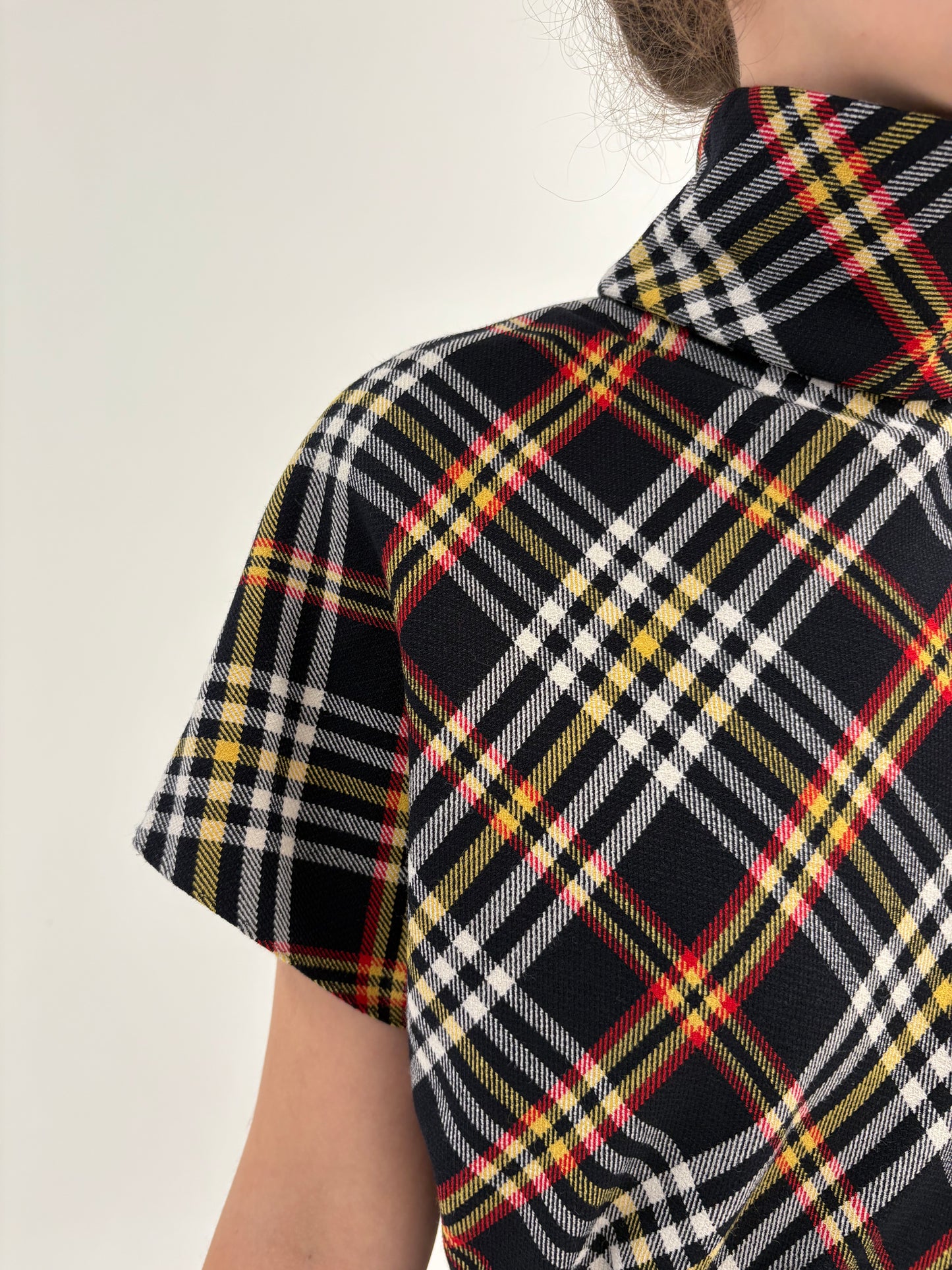 Maleta din tweed moale si strech in croi ușor asimetric usor cambrat