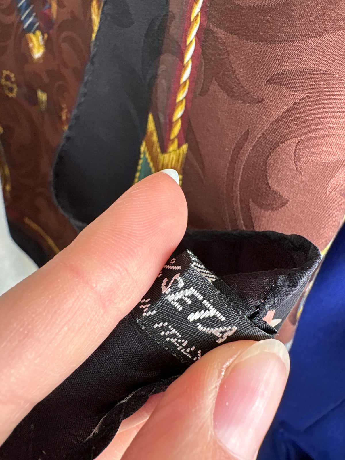 Esarfa Hermès Paris Vintage Jacquard Silk Carré – Heraldic Swords