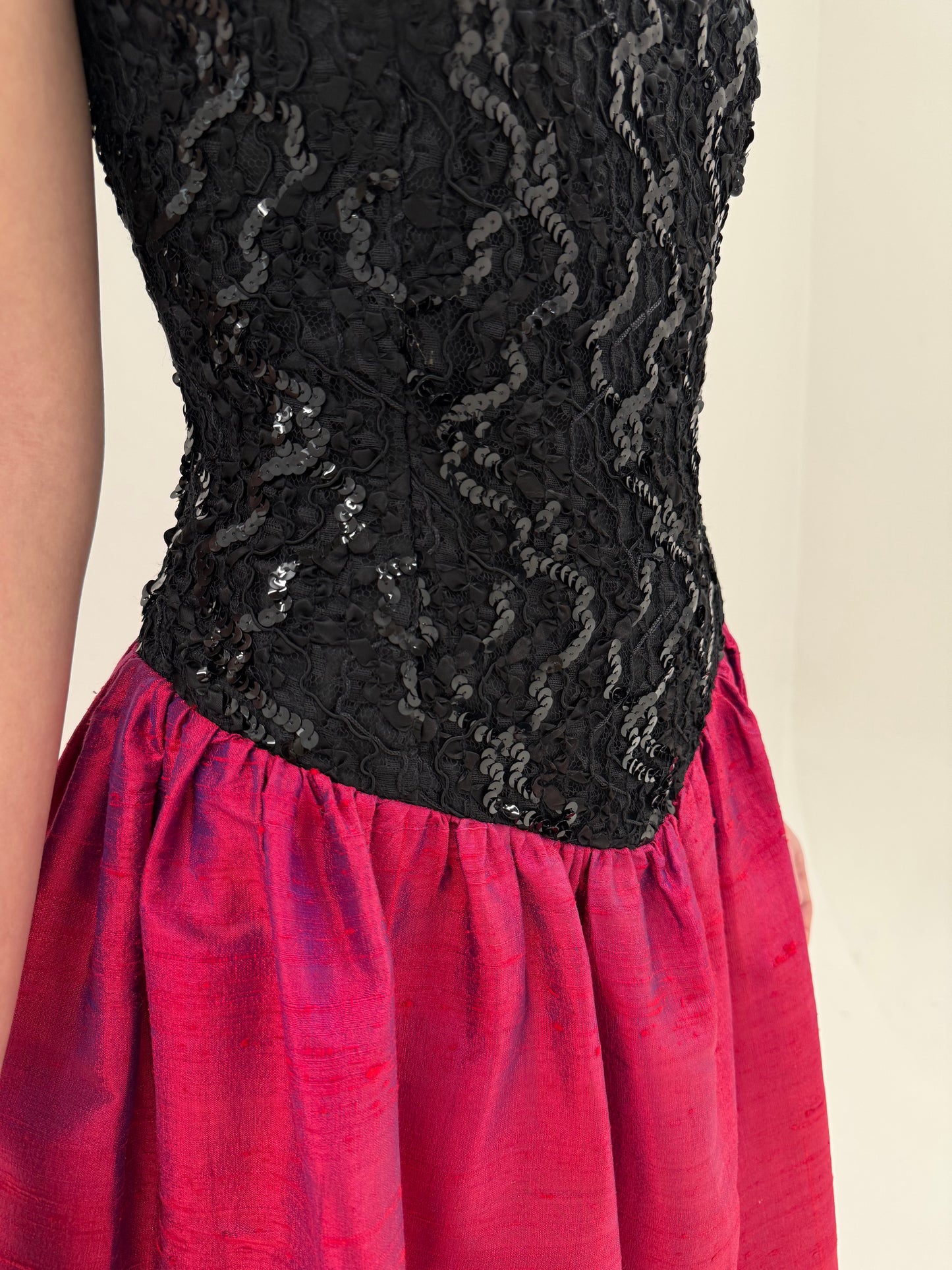 Rochie vintage cu corsaj din mătase naturală și aplicații în stil anii 50