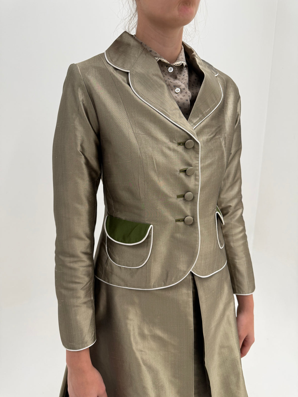 Costum din țesătură groasă de mătase naturală perlata Sage green
