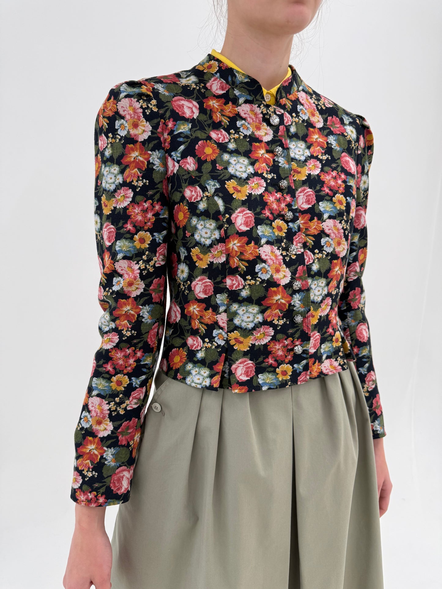 Sacou vintage cambrat cu umeri ușor bufanți din pânză excepțională grea