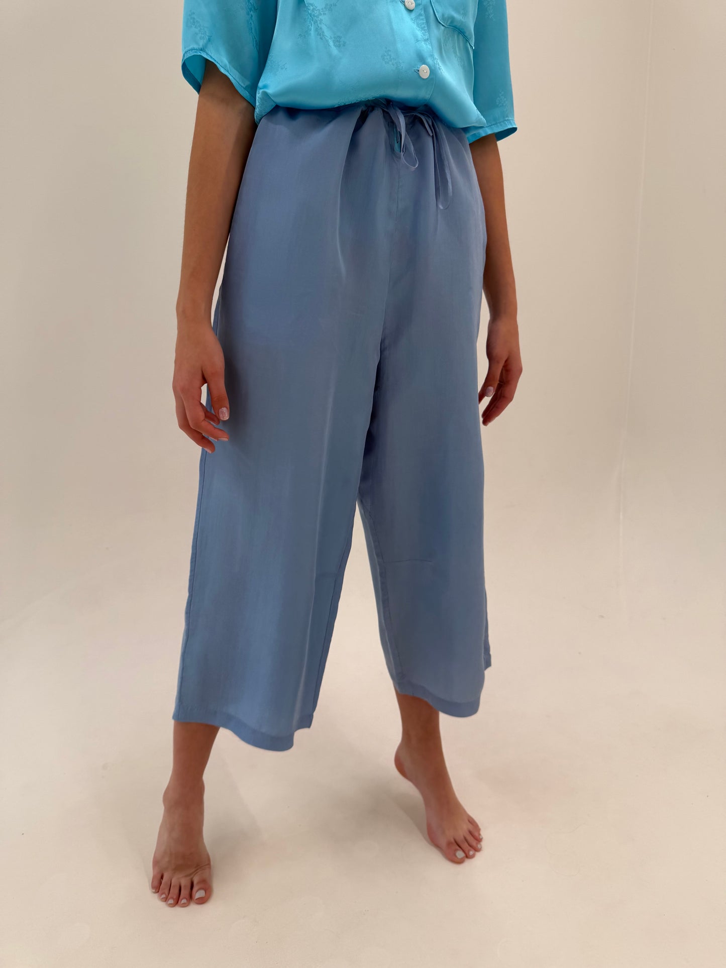 Pantaloni palazzo dusty baby blue din mătase matuala cu talie reglabilă