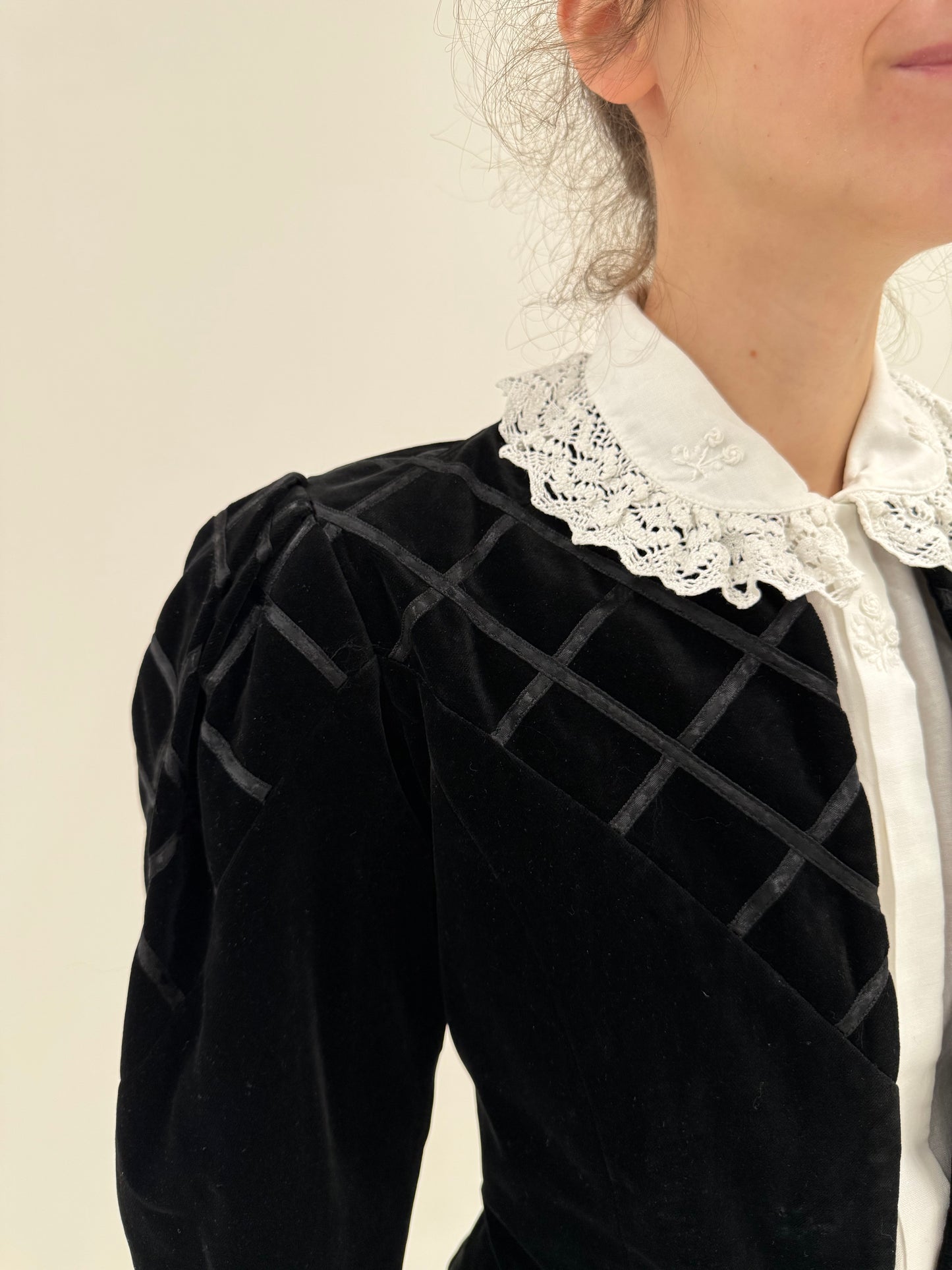 Sacou vintage din catifea neagră cu lucrătură elaborată super cambrat